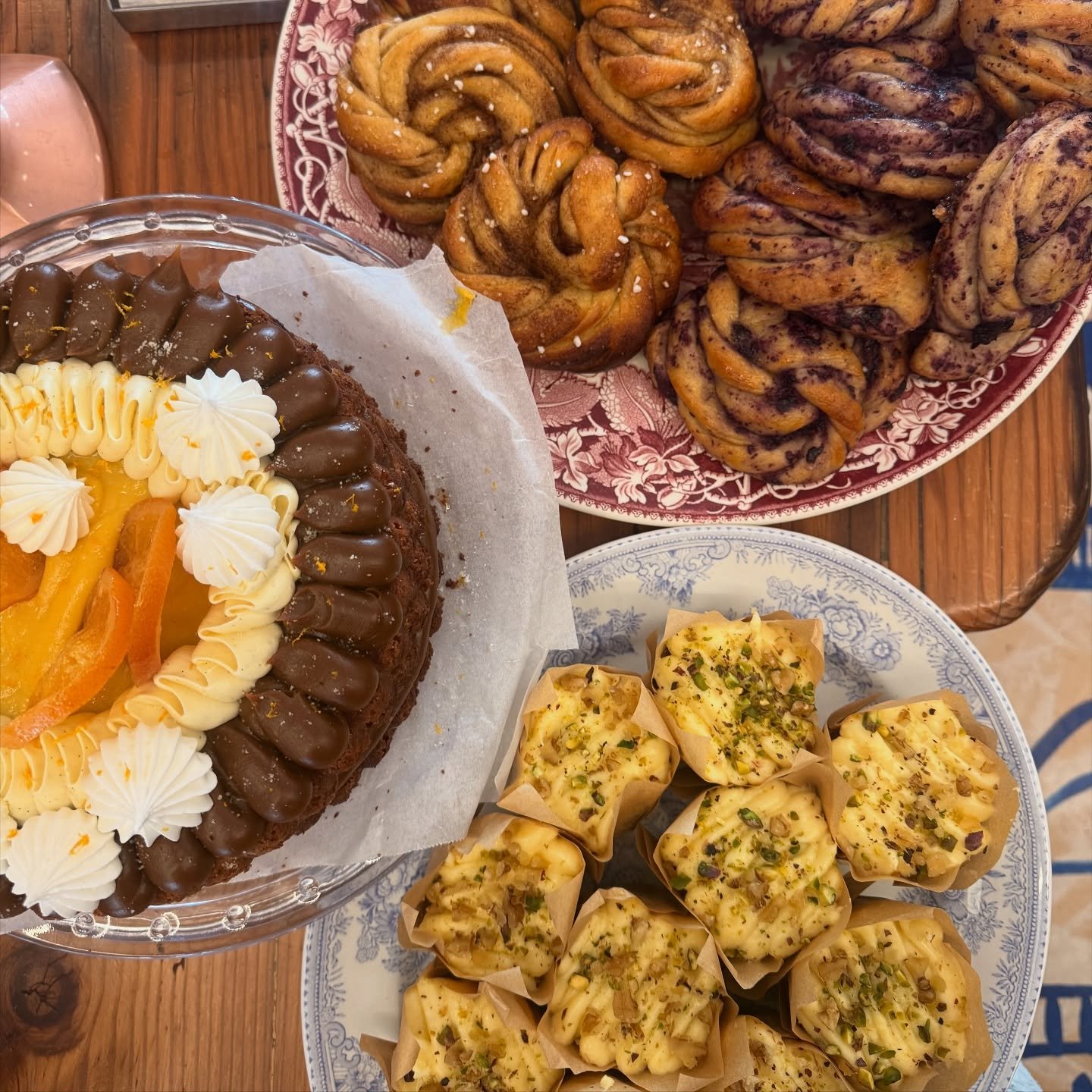 Friday is treat day 🤍

Local deliveries by @_bagvaerk &amp; @house.of.suns