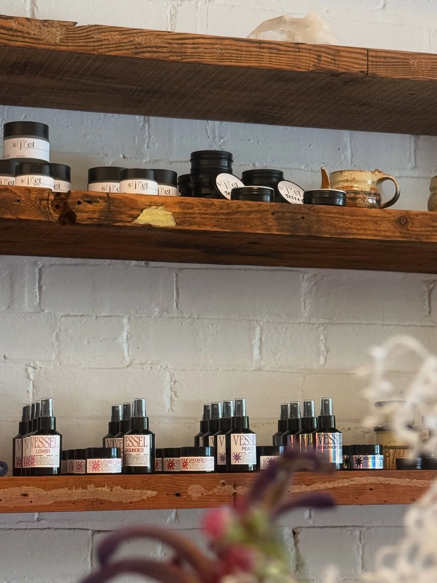 Retail goodies looking good on the shelves! 

Stop by for a quick Christmas gift 🎄