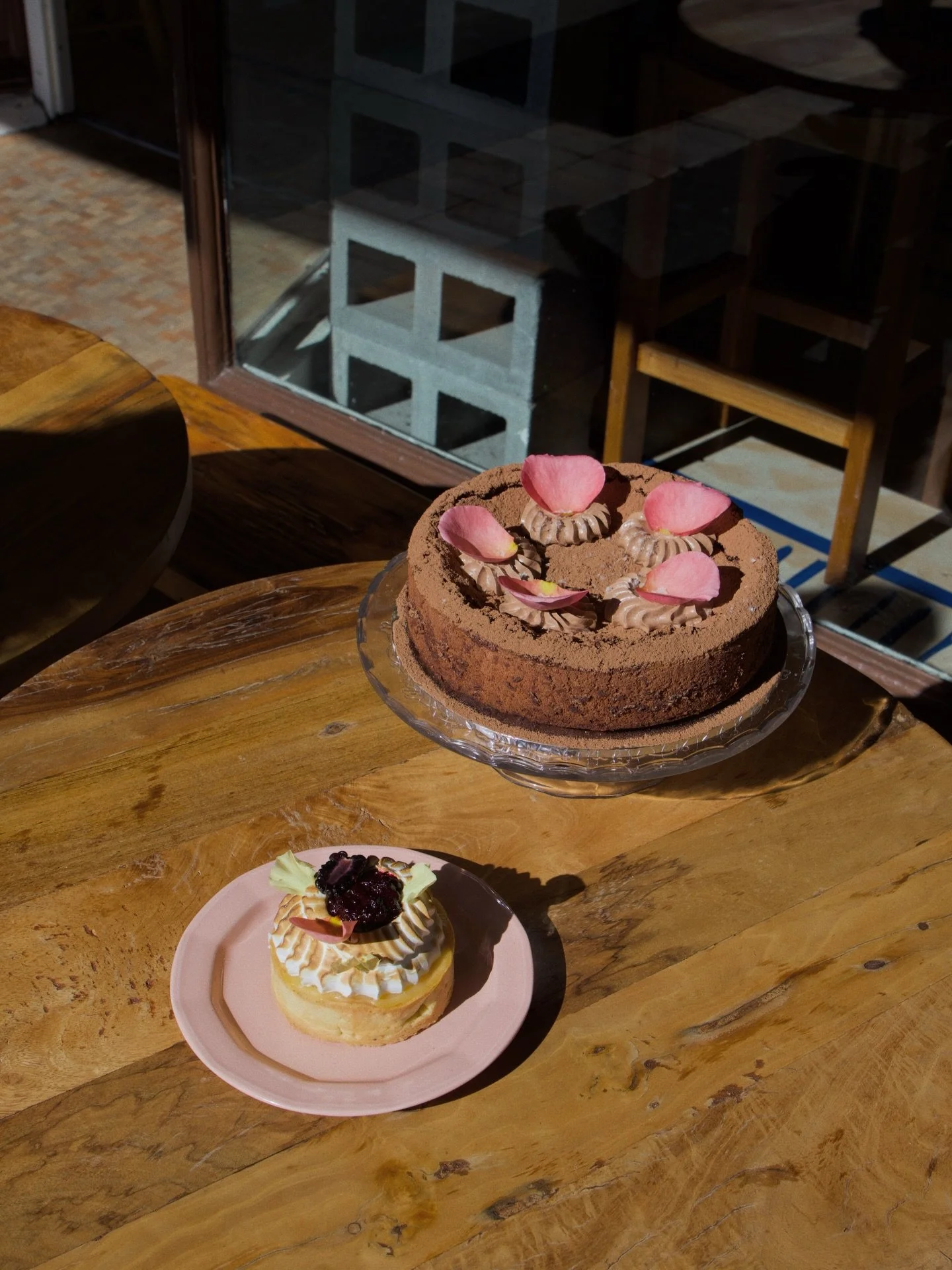 Do you know about @gardensgatebakery ? 

🪴 🎂 🌹 

Maddie has an incredibly good eye when it comes to cakes! 
Her beautiful cakes and treats are always balanced beautifully and are simply spectacular to gaze upon. 

We currently have her lemon merin