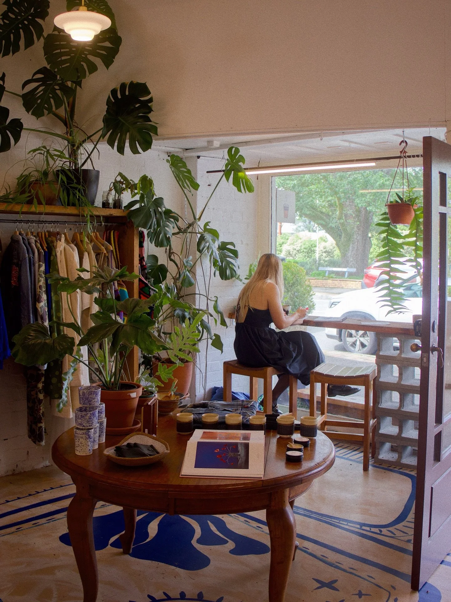 An easy morning awaits, coffee and cake or breakfast 🍳 which ever your prefer, join us 🤍 Doors open at 8am everyday.