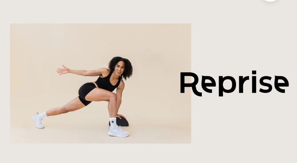A woman in athletic wear performing a side lunge exercise with a smile, on a beige background, with the word Reprise in bold black letters to the right.