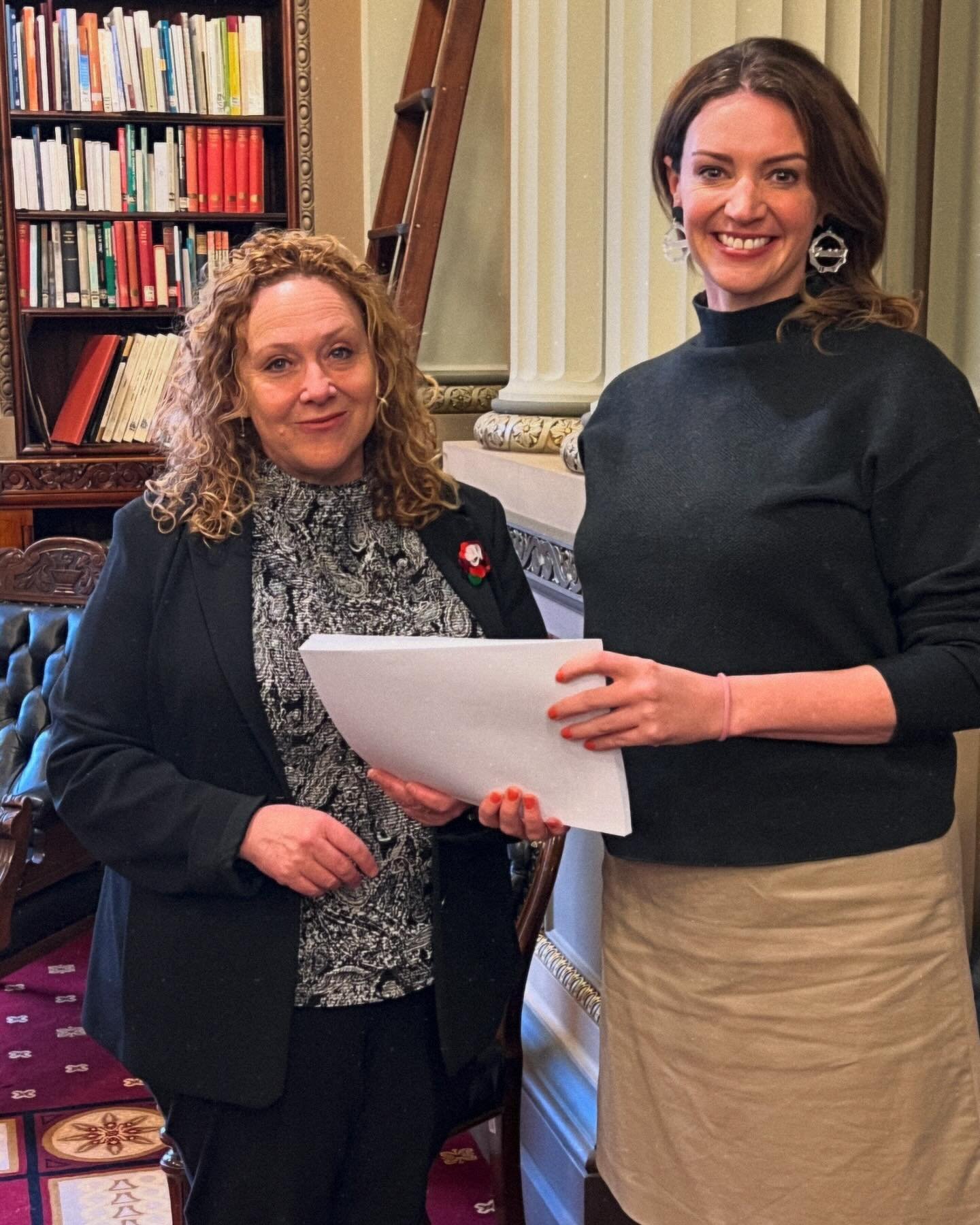 This morning I presented Roads Minister @melissaforwilliamstown our petition for truck enforcement cameras for when the Westgate Tunnel opens.

To secure this, we need legislative changes through the Victorian Parliament and funding. 

The monitoring