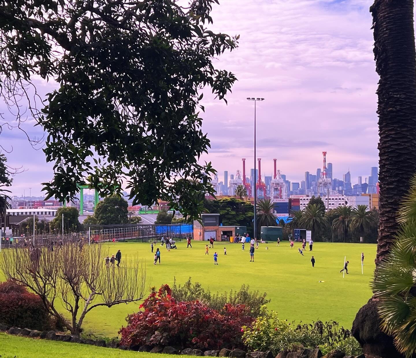 Perfect Melbourne Autumn scene from Yarraville 🏉 🌆