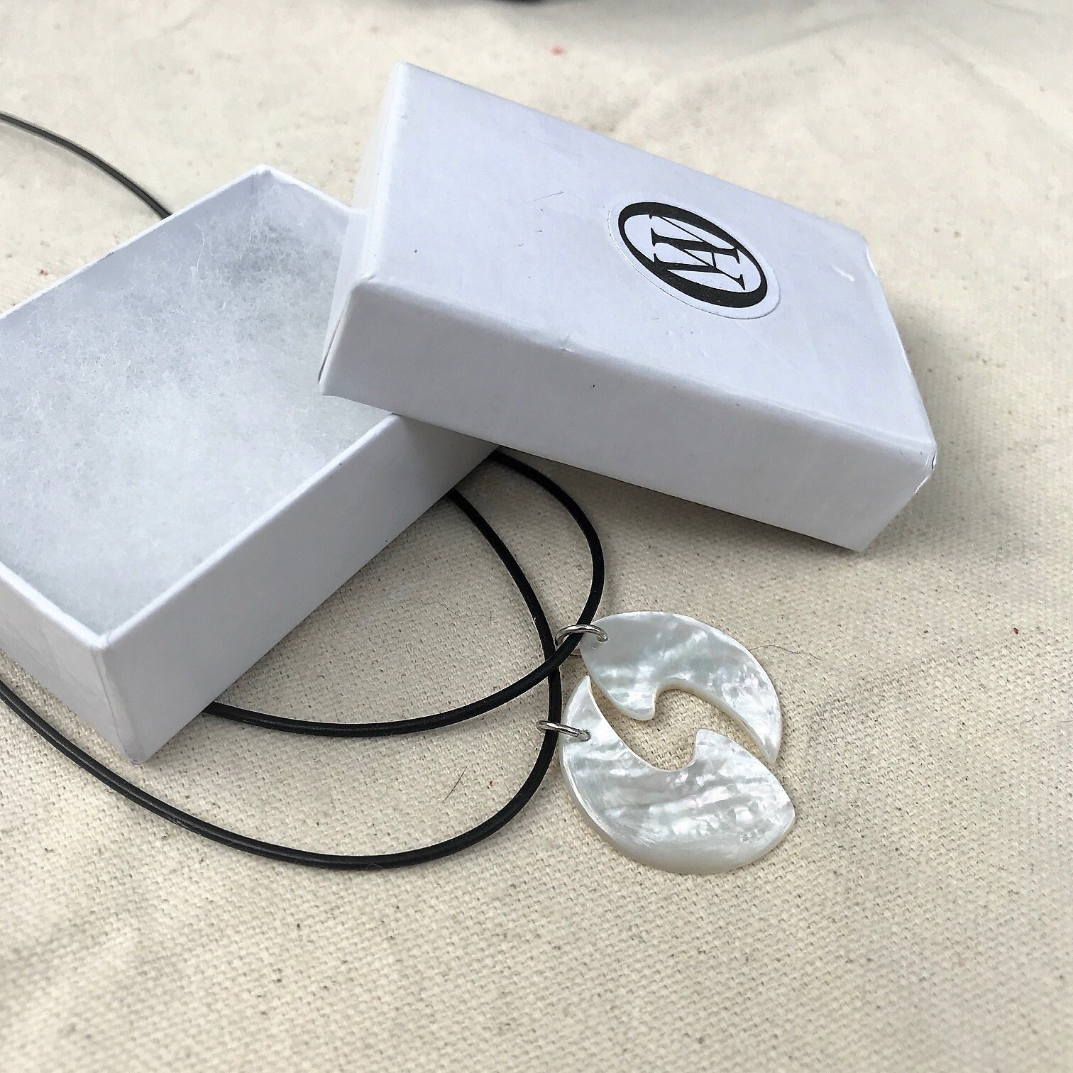 https://i.etsystatic.com/15864318/r/il/a405eb/4073599809/il_fullxfull.4073599809_t1p9.jpg