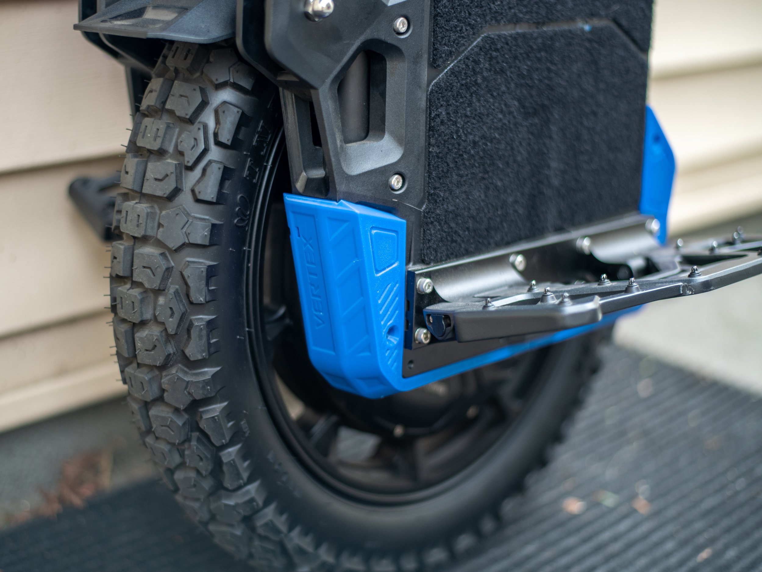 lynx_s_vertex_bottom_protection_no_jump_rear_azure_zoom.jpg