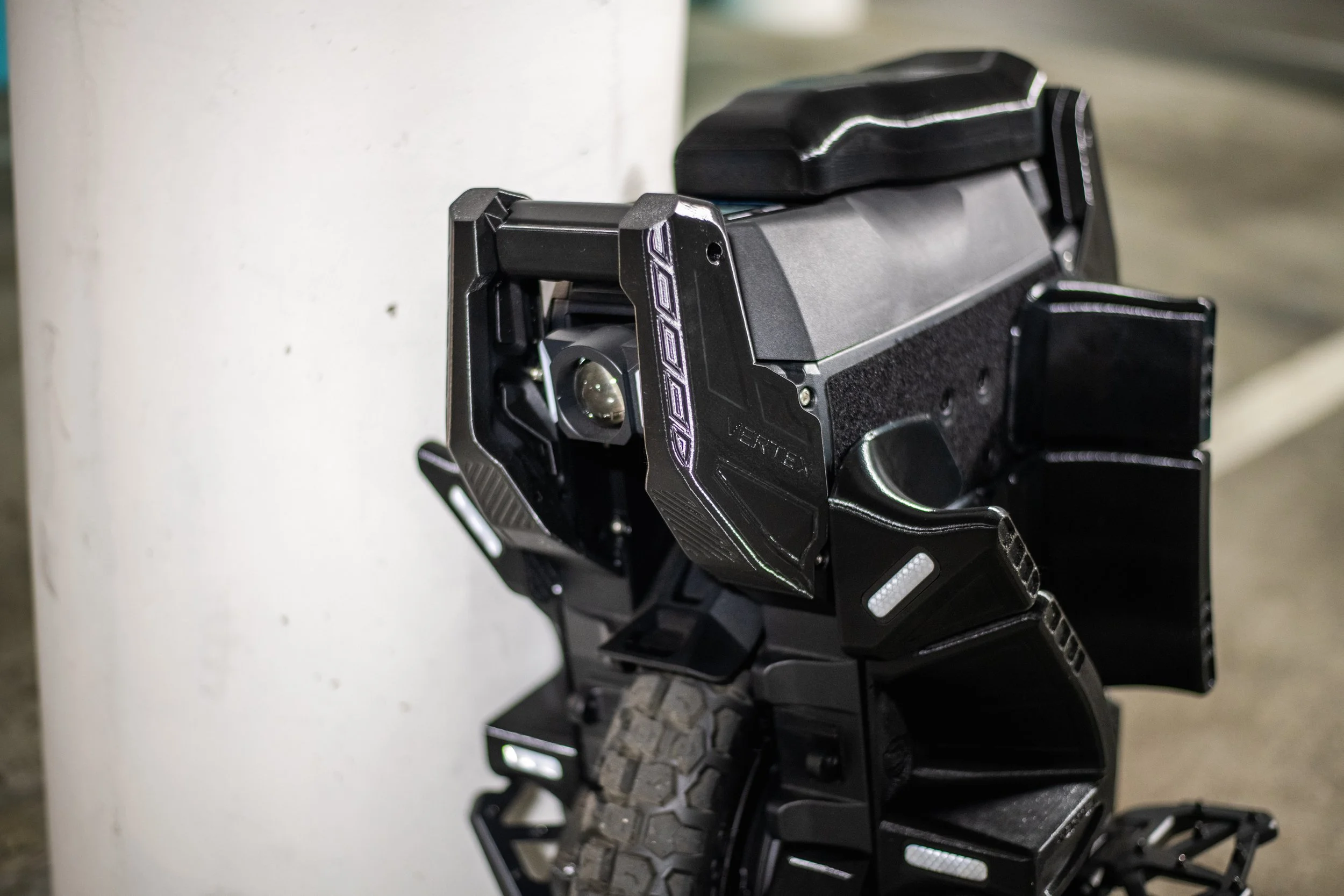 lynx_s_vertex_top_protection_front_black.jpg
