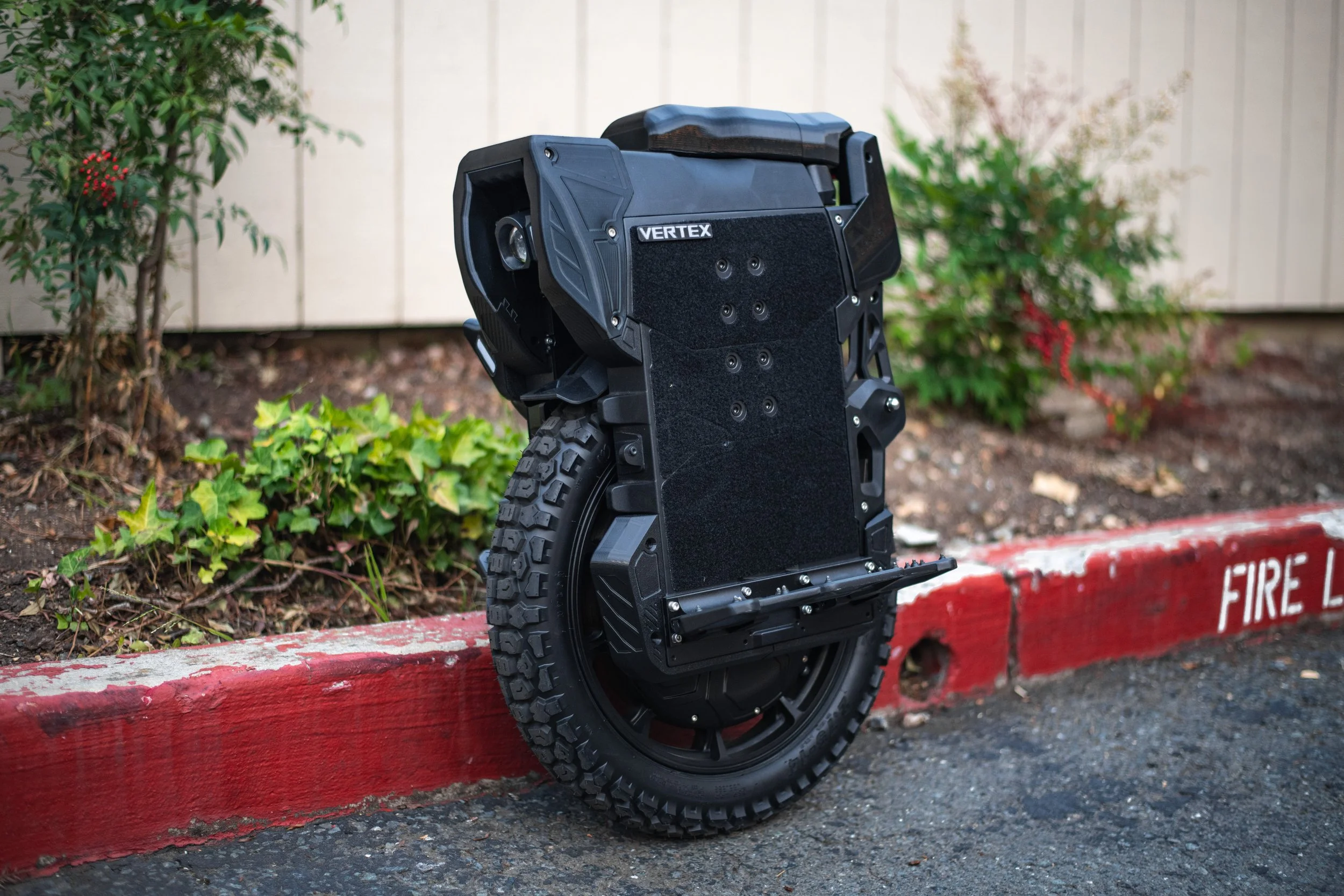 lynx_s_vertex_kit_unibody_front_black_01.jpg