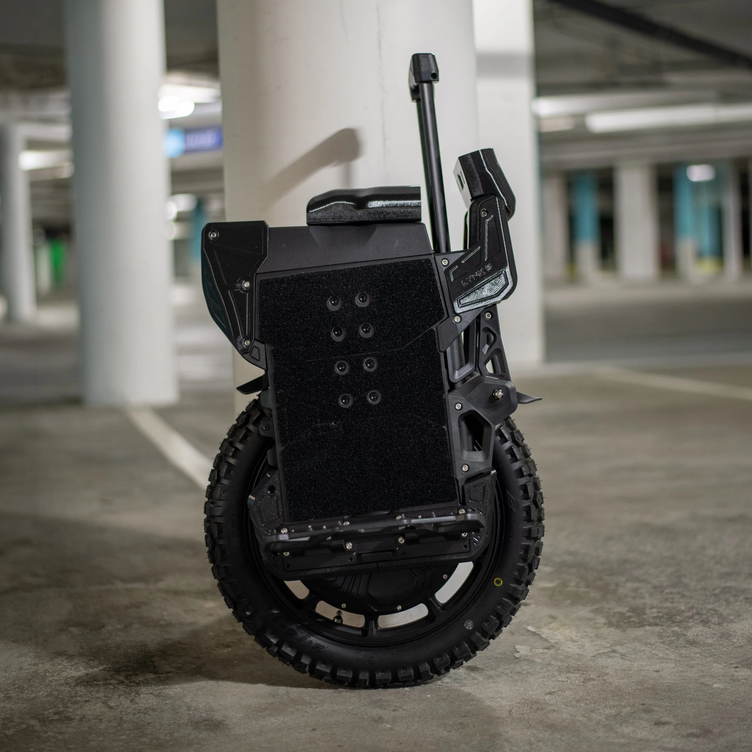 lynx_s_vertex_kit_seat_trolley_up_black_01.jpg