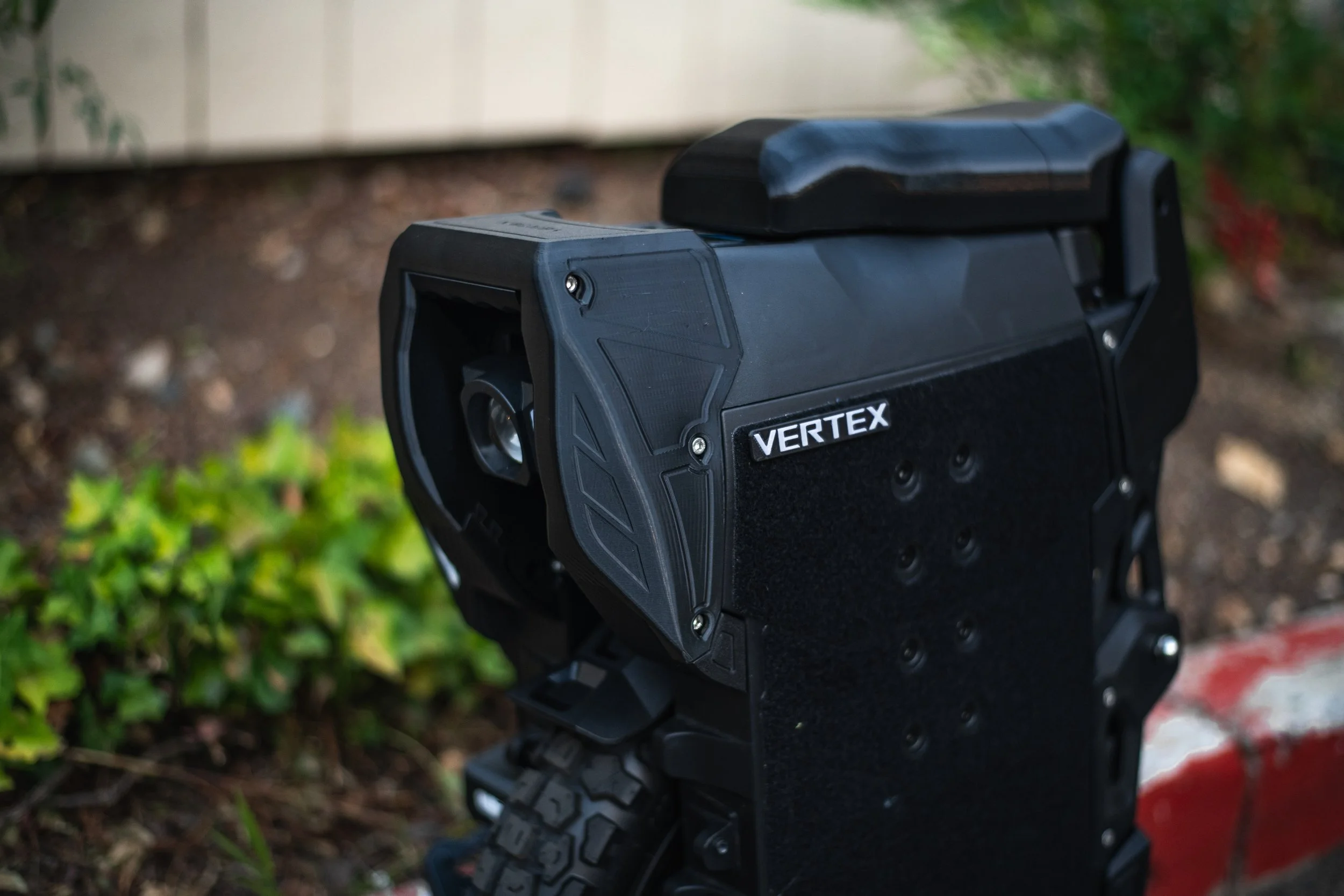 lynx_s_vertex_kit_unibody_front_zoom_black_01.jpg