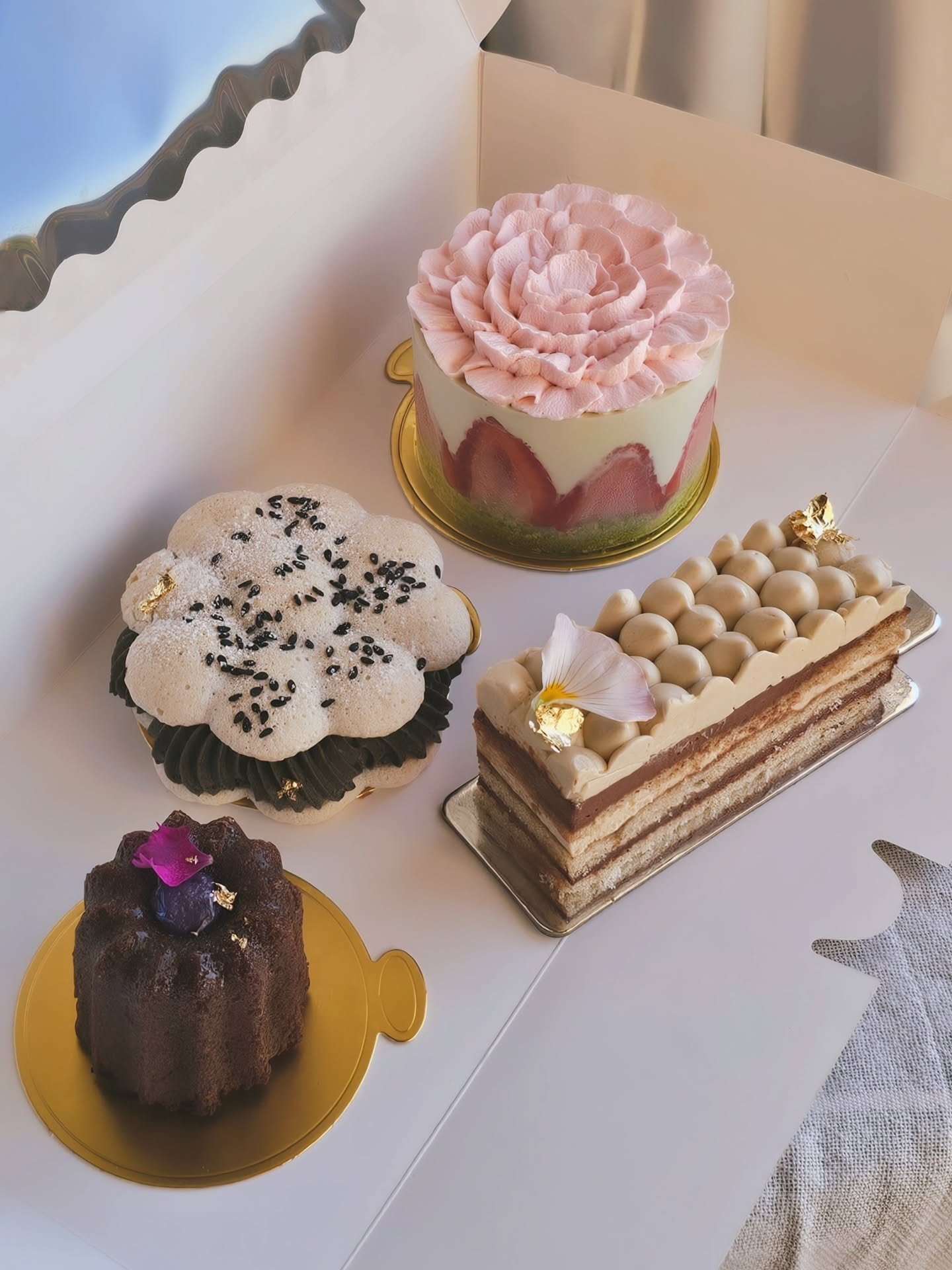 🎀 The March edition of the Monthly Bouche Box, "Heritage" 💋

I care for every single p&acirc;tisserie I make, but this box was extremely special to me. Where you might just see some random pretty cakes, this is my heritage and my story, o