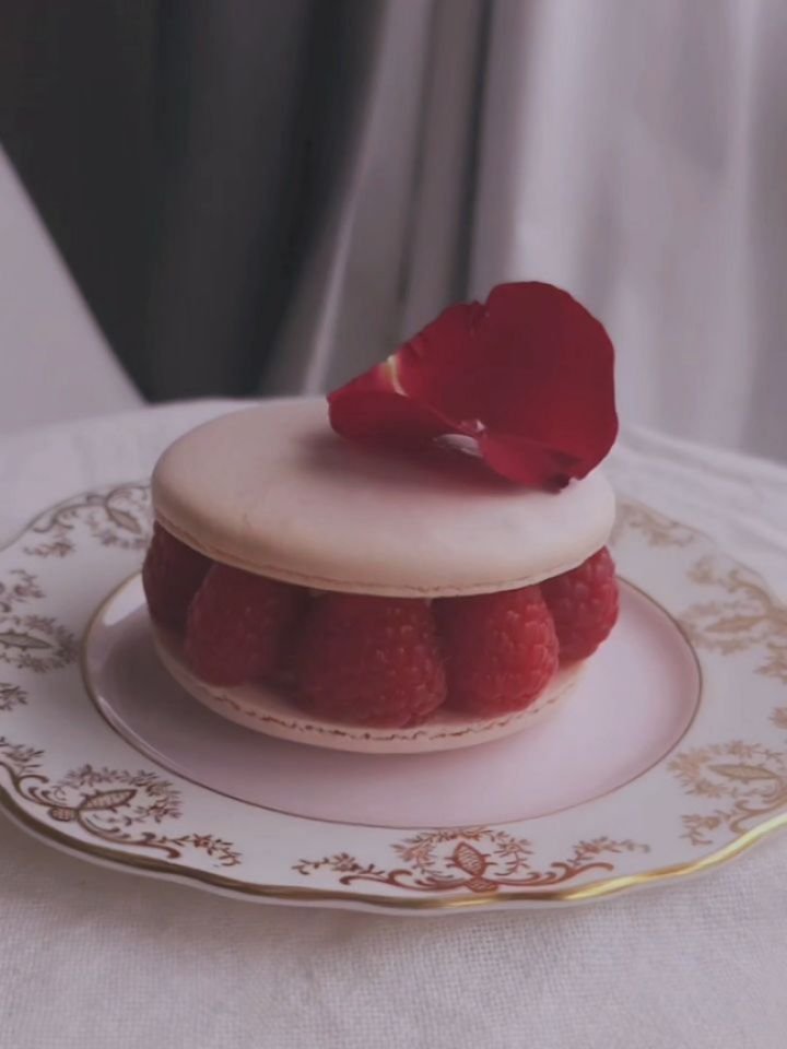 The iconic Ispahan deserves her own place on the grid and in a little carousel 🎠

Created by Pierre Herm&eacute; in the 90s during his time at Ladur&eacute;e, it became the signature dessert of his own Maison and quickly turned into an iconic desser