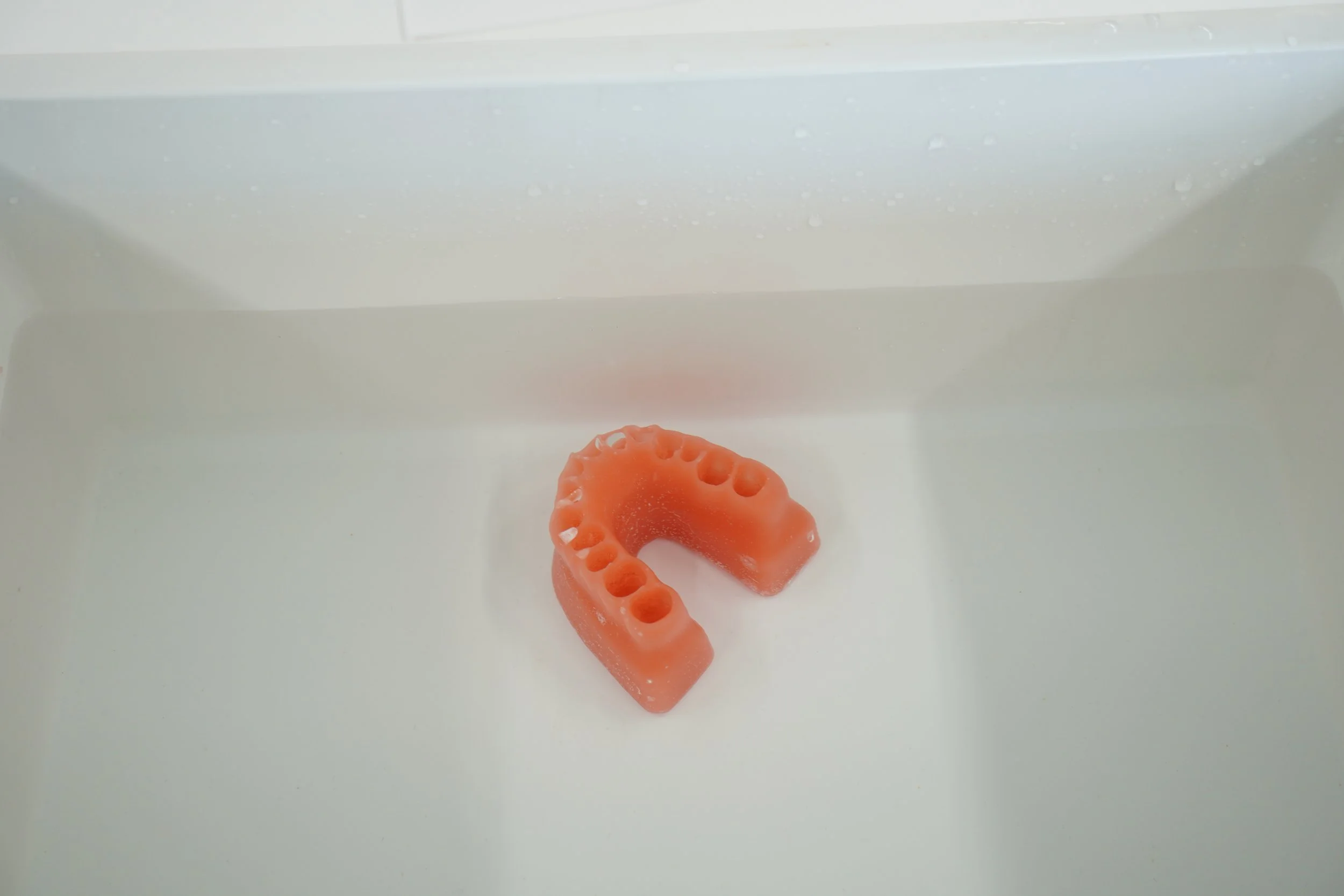 2. Immerse Wax Form in warm water between 40~43°C for 3 minutes.
(Use of thermo bath, etc. is recommended.)