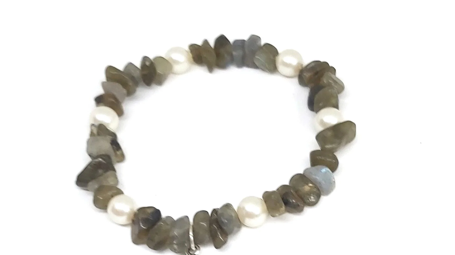 Labradorite chips and glass pearls on elastic with a small silver goanna charm