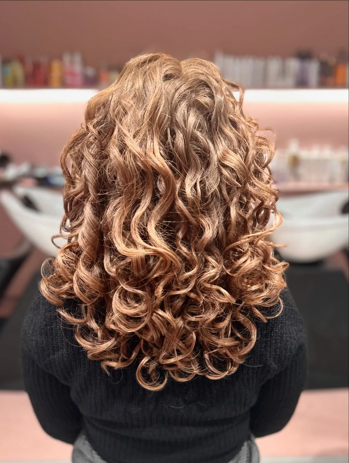 ✨ Premena Veroniky u na&scaron;ej kadern&iacute;čky Peťky ✨
Z kučier bez tvaru na definovan&yacute;, objemn&yacute; a žiariv&yacute; look, ktor&yacute; presne vystihuje jej energiu 💕
Peťka op&auml;ť raz uk&aacute;zala, že spr&aacute;vny strih vie ur
