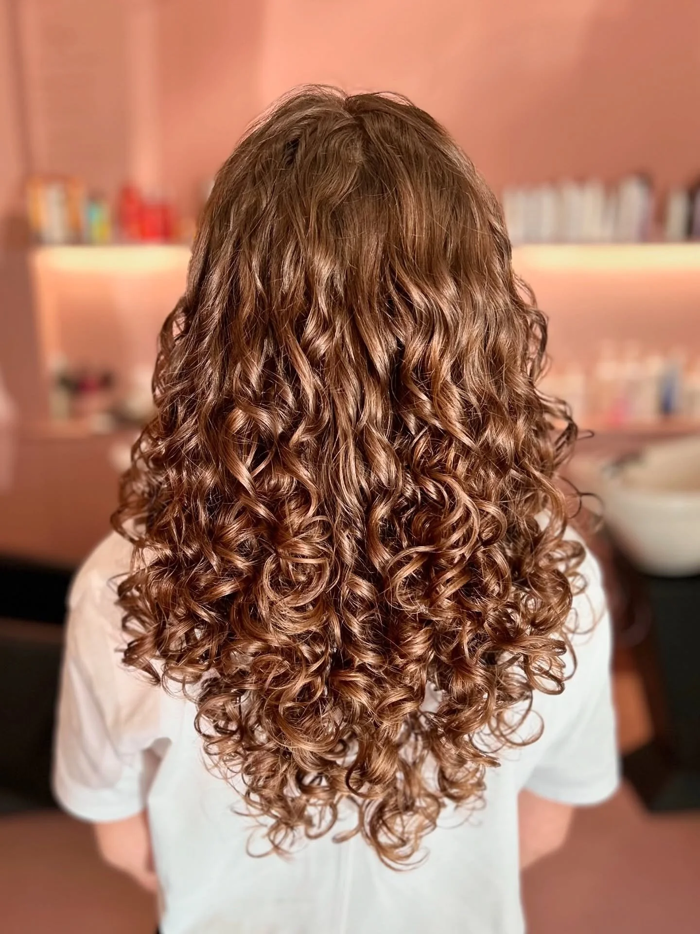 ✨ Premena Krist&iacute;ny u na&scaron;ej &scaron;ikovnej kadern&iacute;čky Aničky ✨
Kučery bez tvaru? Už nie! 💇&zwj;♀️
Anička vytvorila strih na mieru, ktor&yacute; Krist&iacute;ne priniesol sp&auml;ť defin&iacute;ciu, objem a prirodzen&yacute; pohy