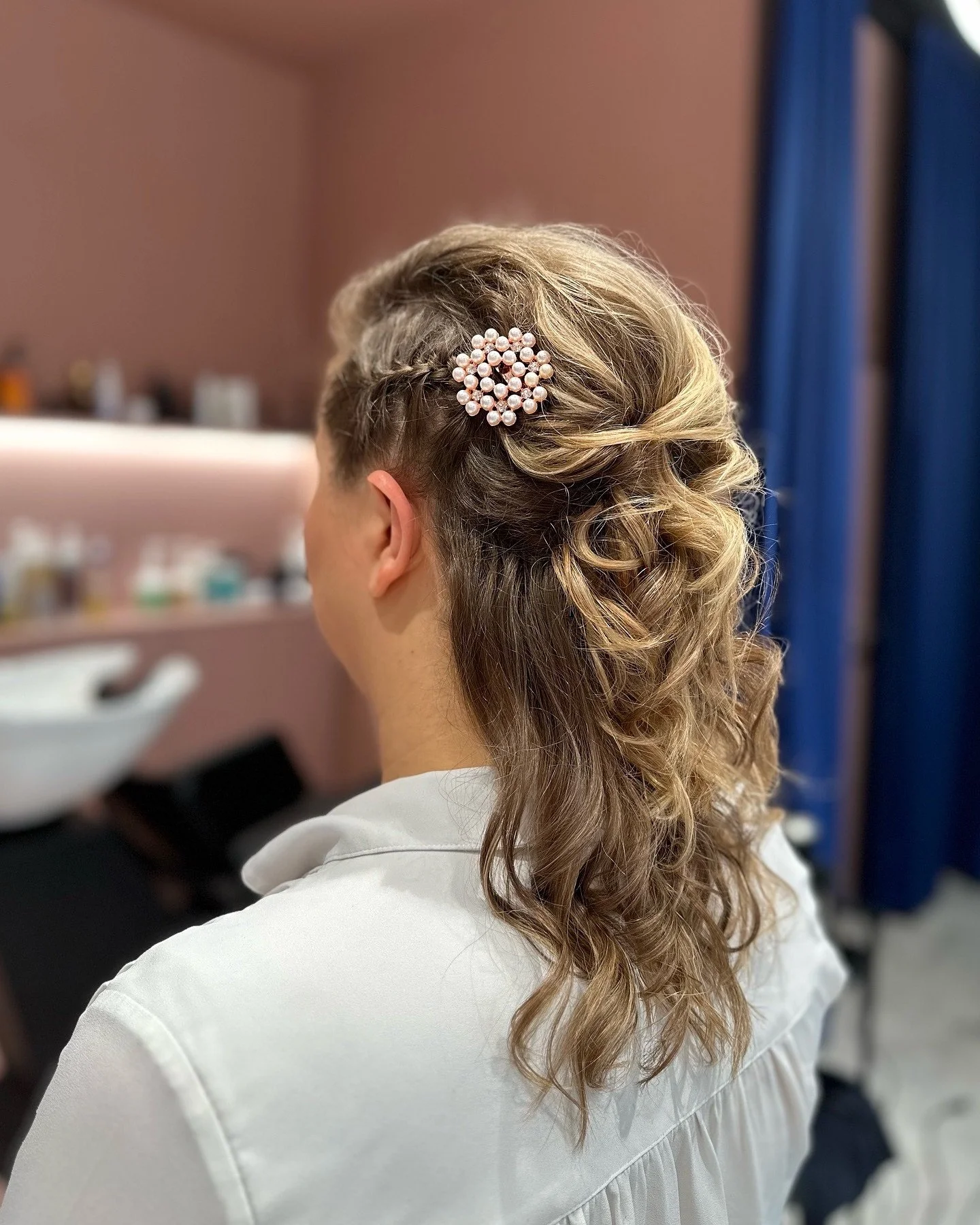 ✨ Plesov&aacute; sez&oacute;na je tu a s ňou aj čas osl&aacute;v, novoročn&yacute;ch p&aacute;rty a n&aacute;dhern&yacute;ch &uacute;česov!

Pripravili sme pre v&aacute;s in&scaron;pir&aacute;cie, ktor&eacute; nielen oslnia, ale aj nechaj&uacute; kuč