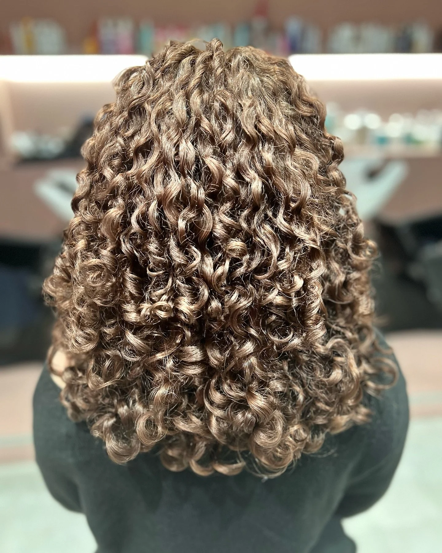 ✨ PREMENA NELKY U GERTI ✨
Nelka k n&aacute;m pri&scaron;la na jemn&eacute; osvieženie farby a v&yacute;sledok je &uacute;plne očaruj&uacute;ci! 😍

Na&scaron;a talentovan&aacute; Gerti jej vytvorila jemn&yacute; odtieň, ktor&yacute; vlasy kr&aacute;s