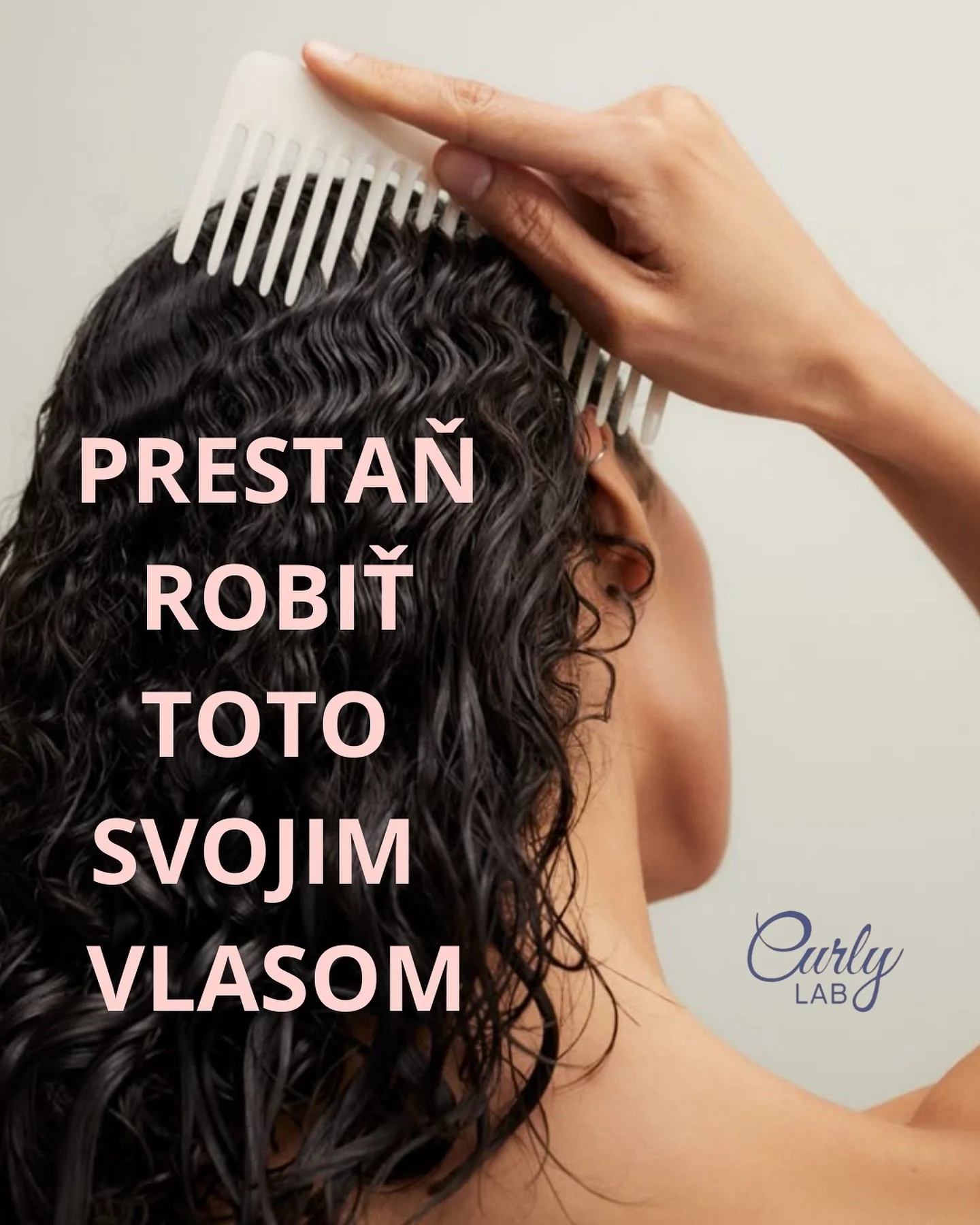 🚫 Prestaň robiť toto svojim vlasom! 🚫

Tvoje kučery si zasl&uacute;žia l&aacute;sku a spr&aacute;vnu starostlivosť.
💖
Ak chce&scaron;, aby boli zdrav&eacute;, pružn&eacute; a žiariv&eacute;, vyhni sa t&yacute;mto chyb&aacute;m:
💔 Such&eacute; čes