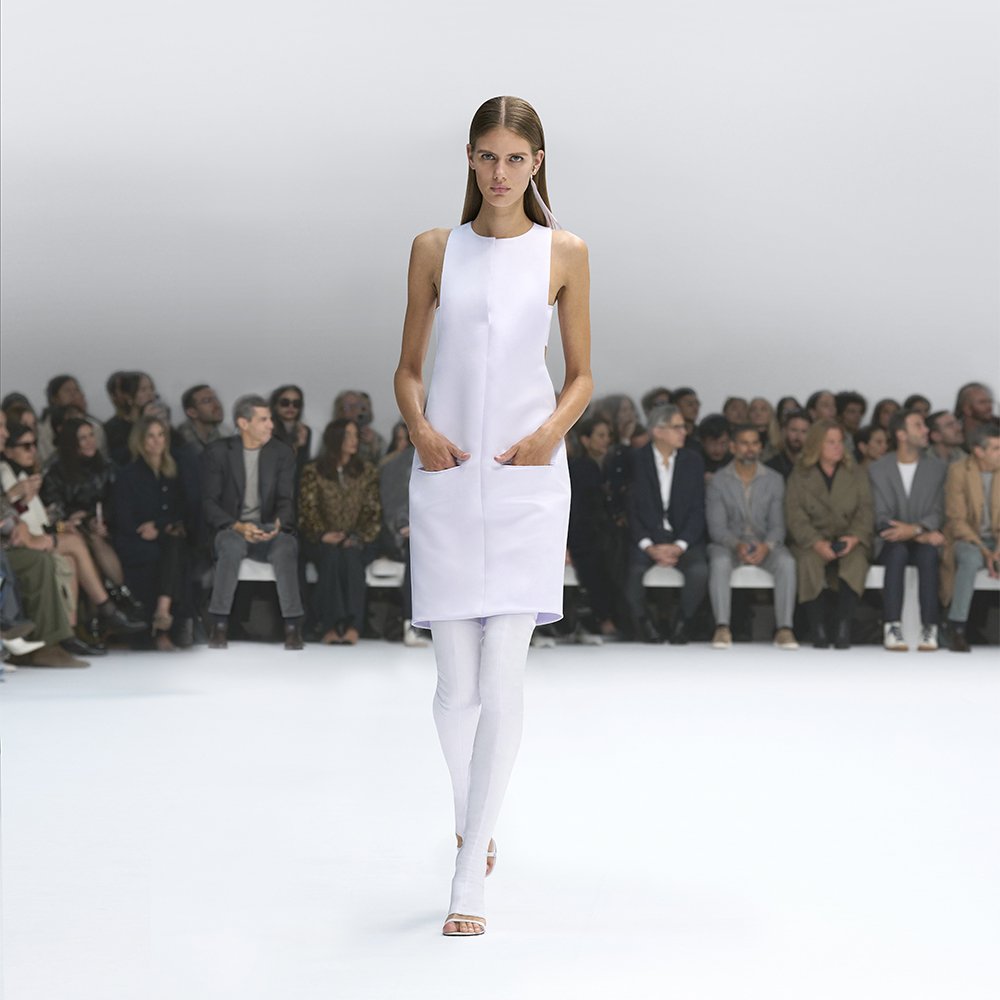 Retouche photo précise, amélioration de l'image, suppression des défauts, création du fond et des ombres, photomontage, chromie. 