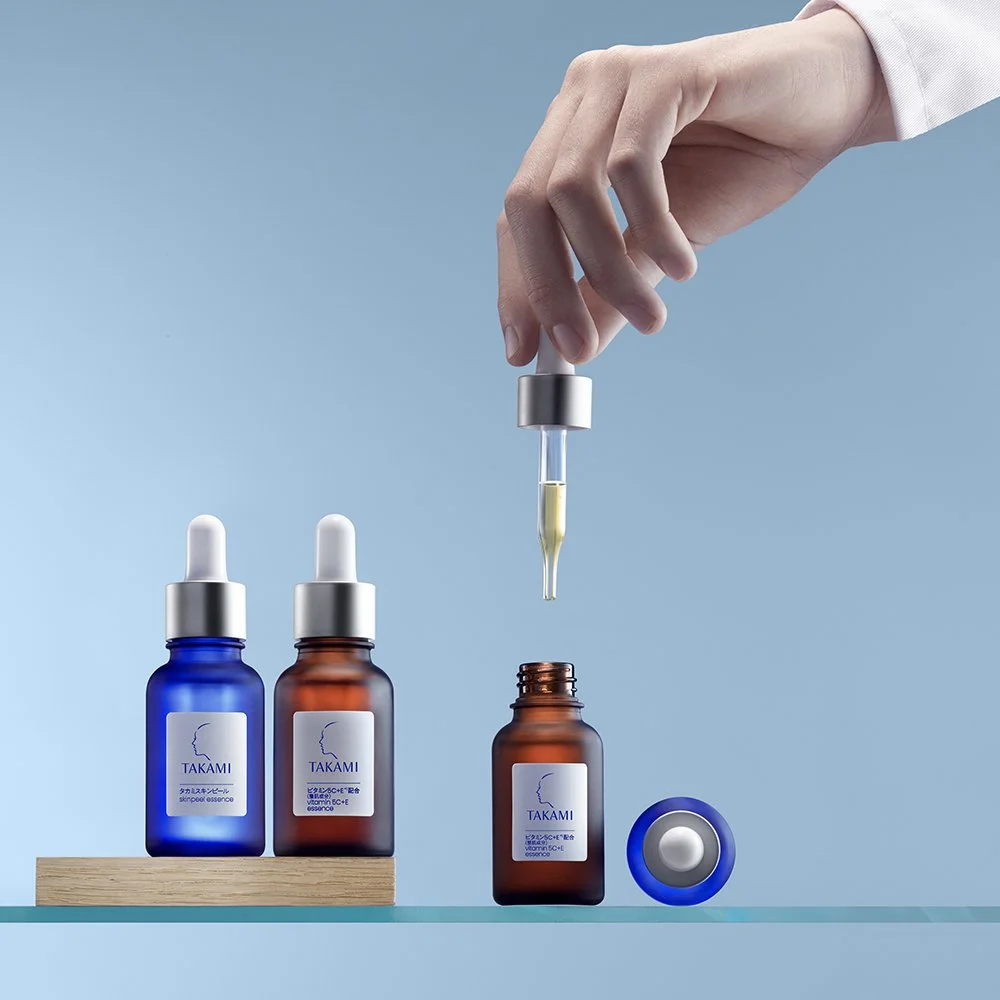 Retouche photo précise, amélioration de l'image, suppression des défauts, création du fond et des ombres, photomontage, chromie. 