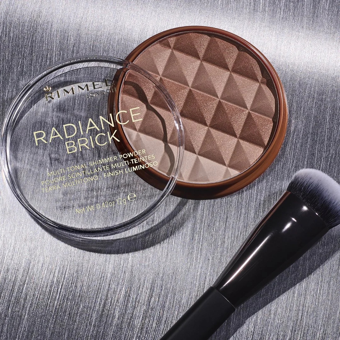 Retouche photo précise, amélioration de l'image, suppression des défauts, création du fond et des ombres, photomontage, chromie. 