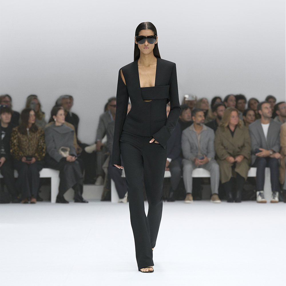 Retouche photo précise, amélioration de l'image, suppression des défauts, création du fond et des ombres, photomontage, chromie. 