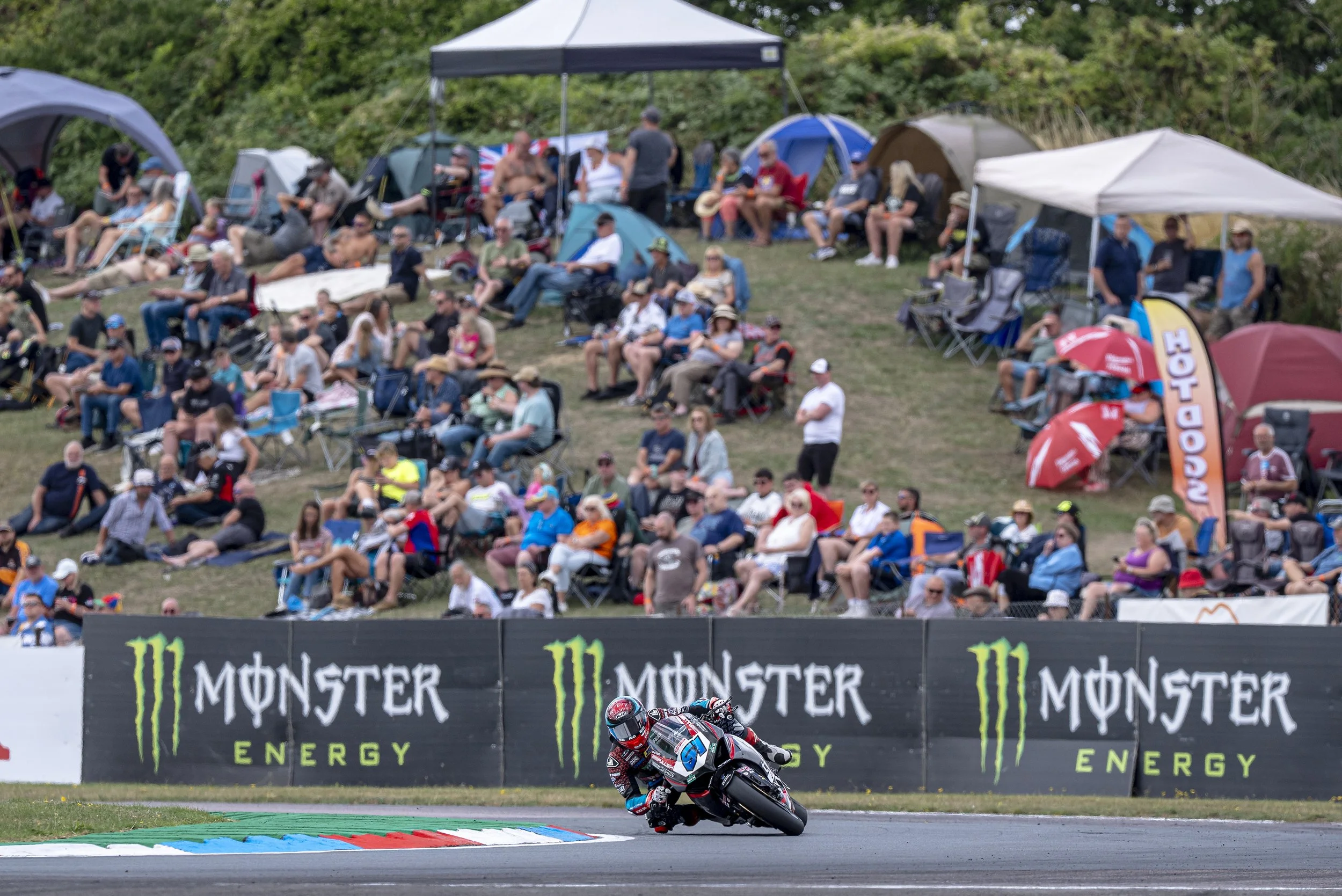A win and a third at Thruxton sees Ben Currie lead the British Supersport Championship