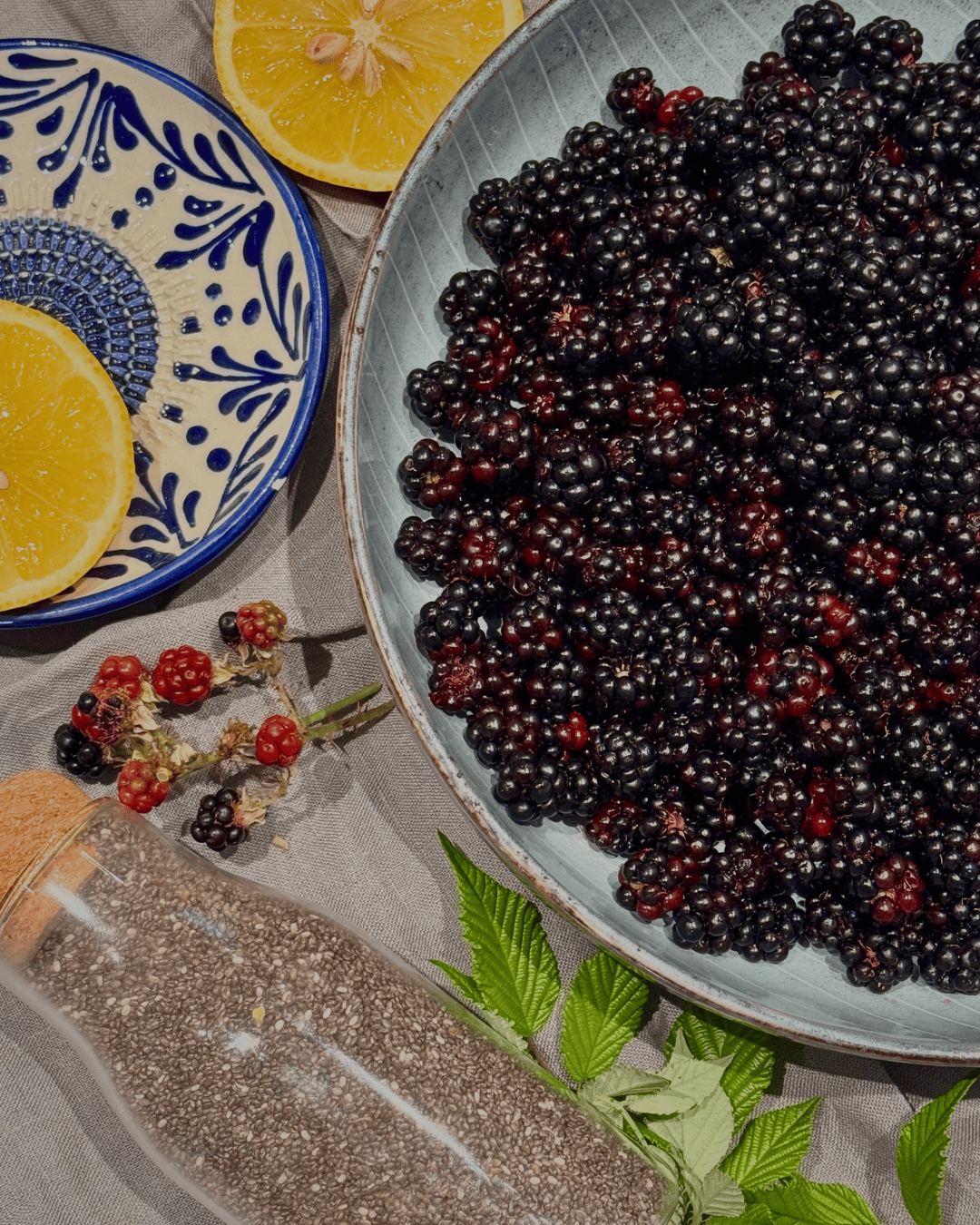 Frische Brombeeren mit Chiasamen und Zitrone für selbst gemachte Brombeer-Chia-Marmelade