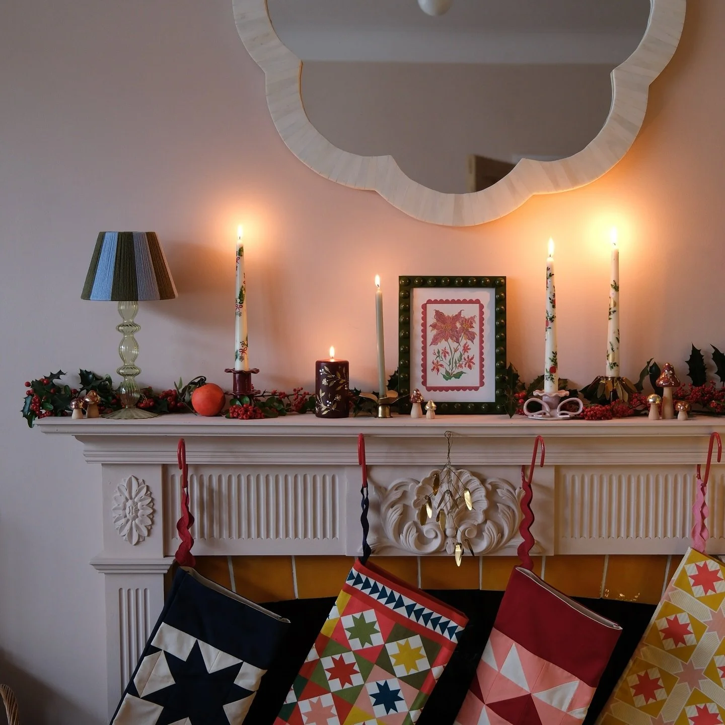 Sharing a few more stunning images from @maker.ville today. Just love the colours a textures of this whole display. Fireplace goals!

Featuring @kate.owen amazing stocking kits @cocoluludesigns festive hand painted candles. @hueandshades_ sweat pea l