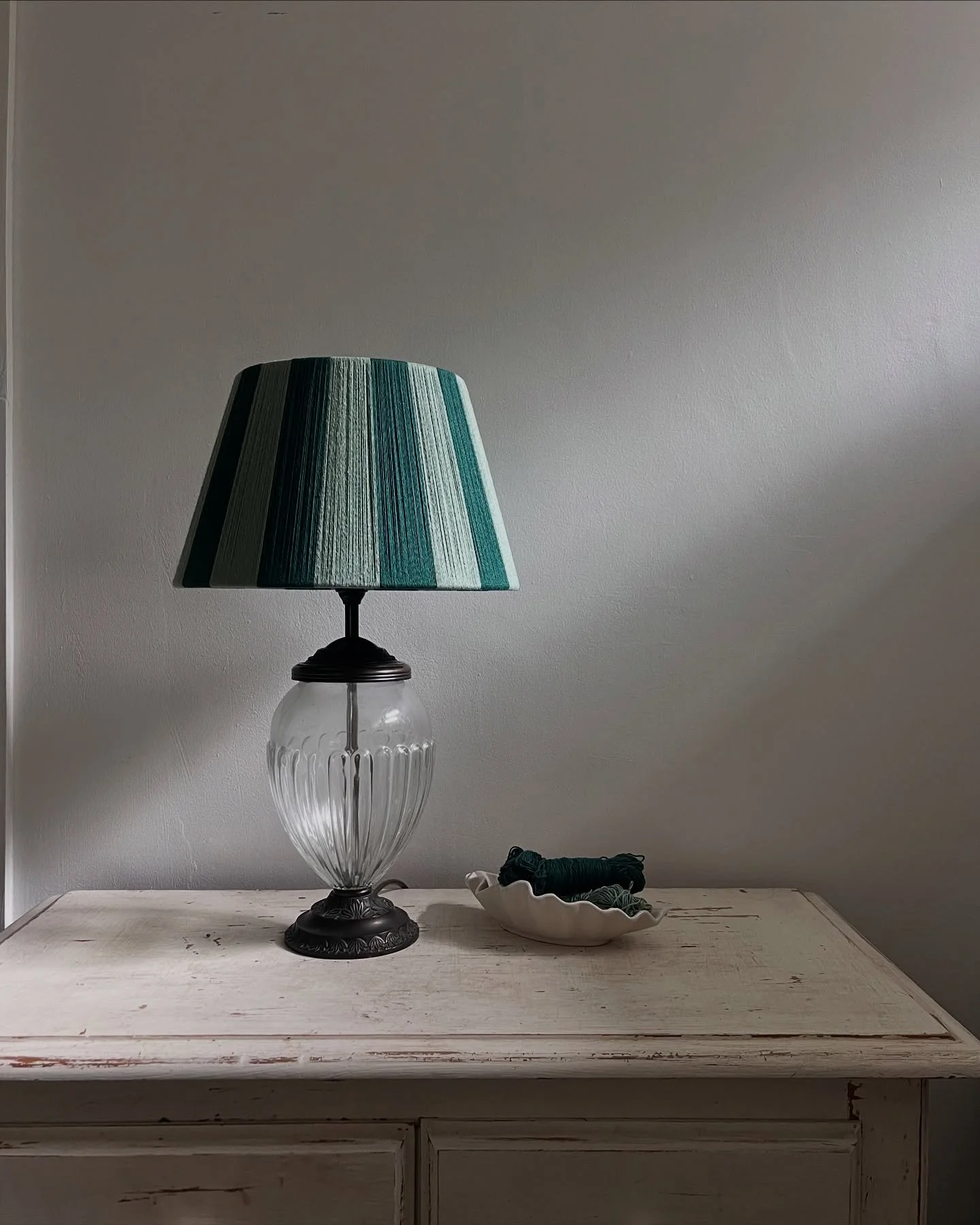 It&rsquo;s all about the green tones in this recycled cotton forest lampshade. In a medium stripe for a classic look and feel. 

#greenlampshade #greendecor #greenstripes #stringlampshade