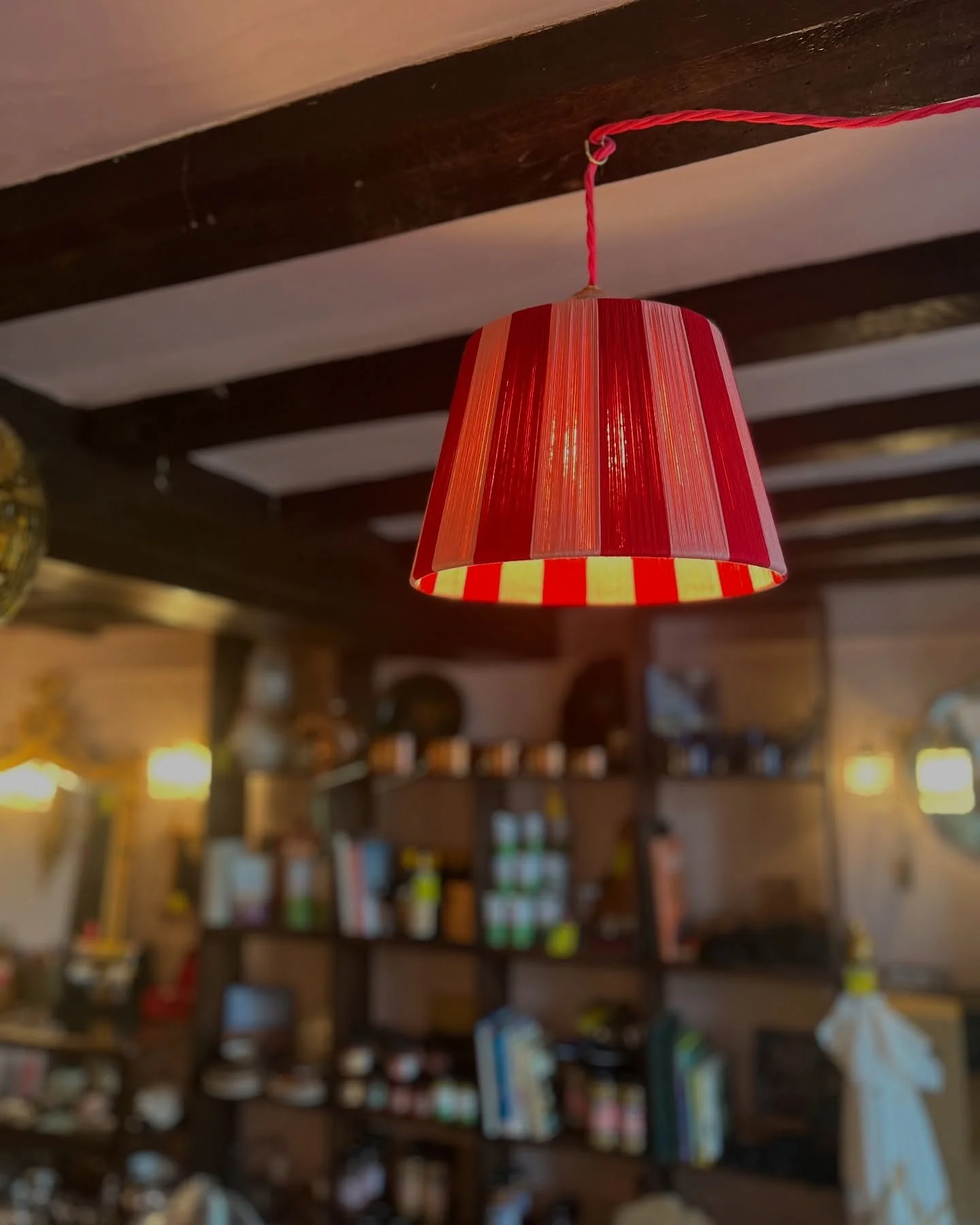 A match made in heaven. When your cable matches your lampshade. Featuring @hueandshades_ Cherry Kiss pink and red stripe lampshade with @lolas_leads Raspberry cable in @lolapaloozalondon 

What colour would you choose?

#matchymatch #vintagehome #int