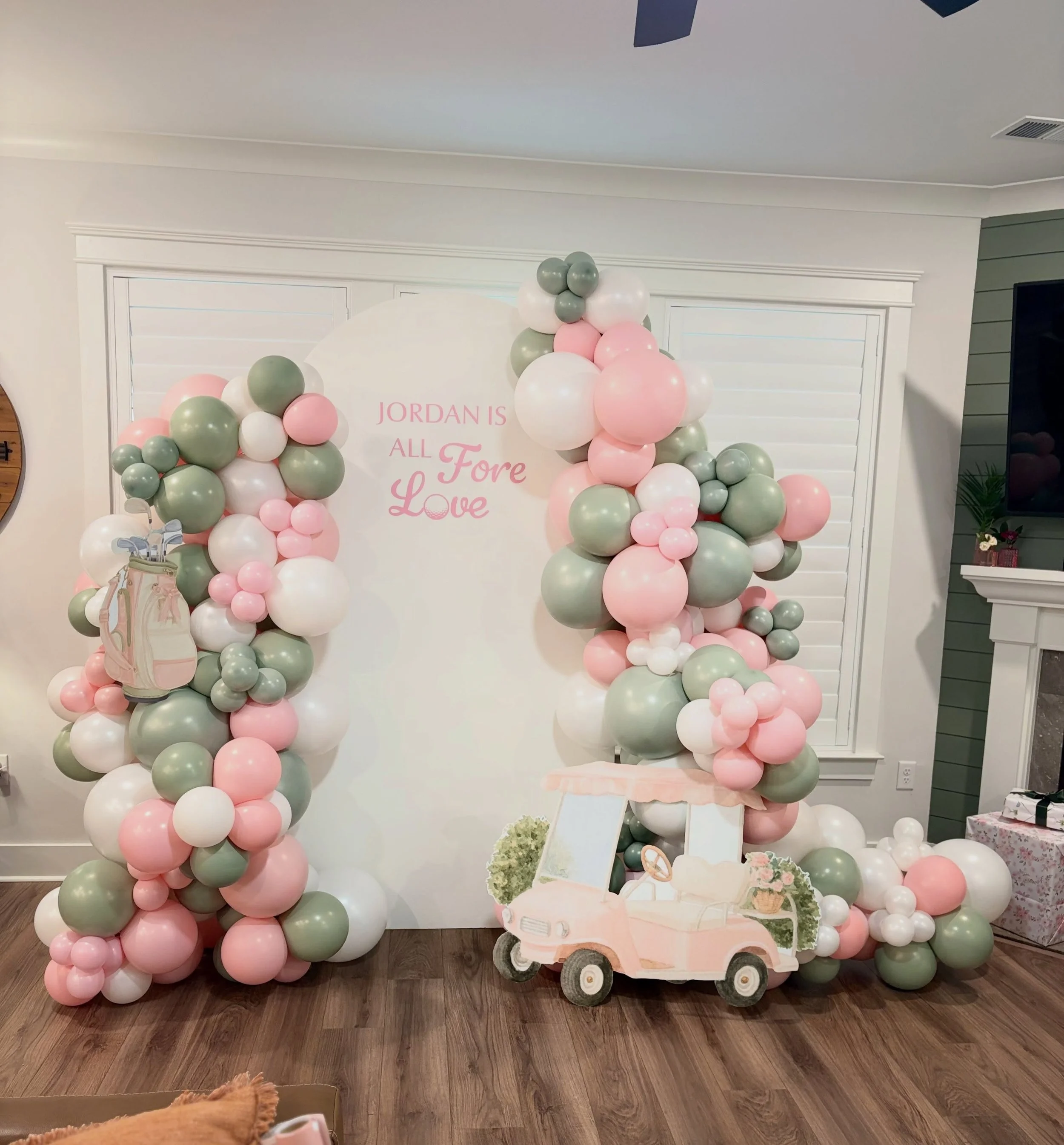 Fore! Wedding incoming!! How cute is this golf inspired bridal shower?? #bridalshower #balloonarch #charleston #backdrop #popandpalette