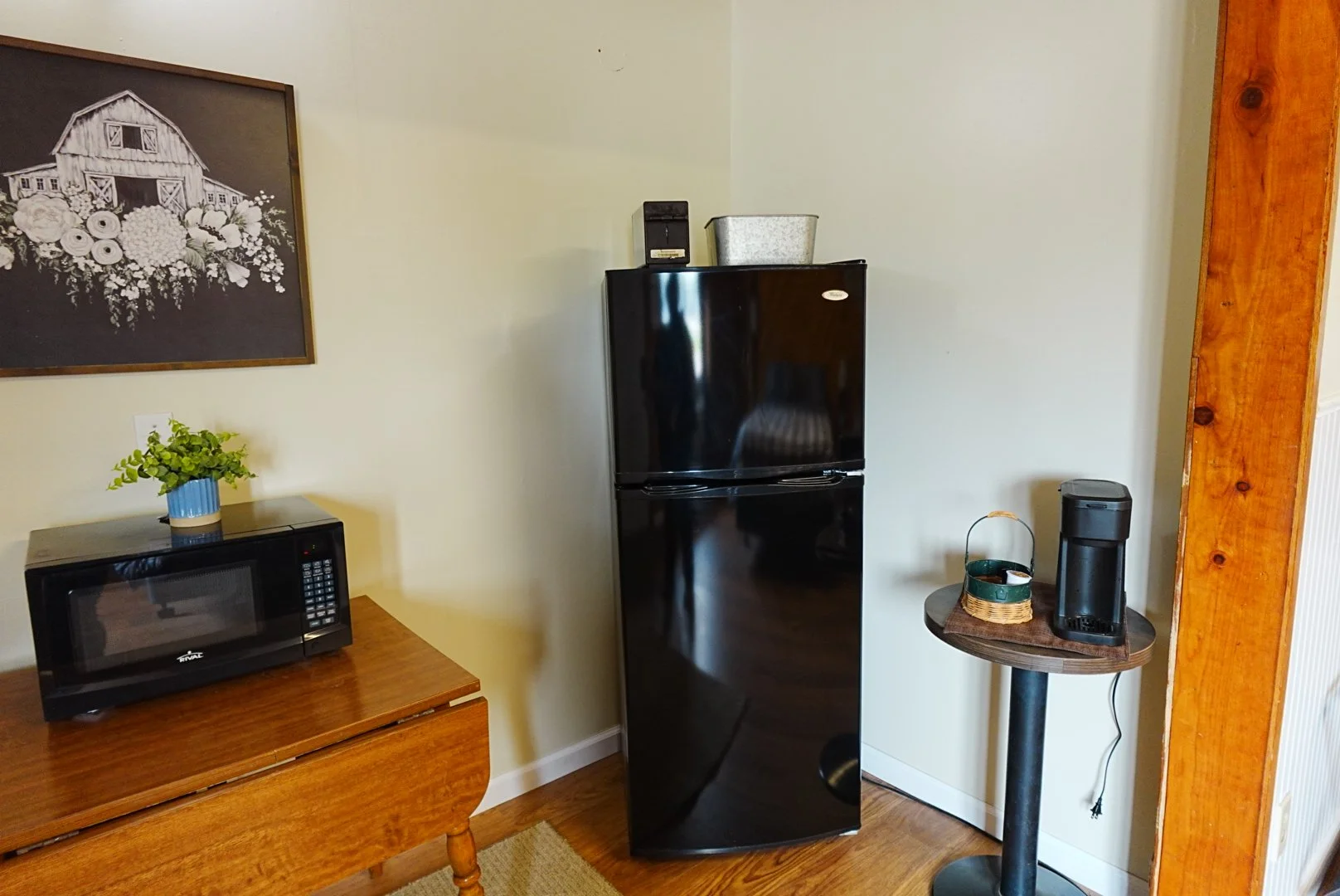 Breakfast Nook with Minifridge and Microwave