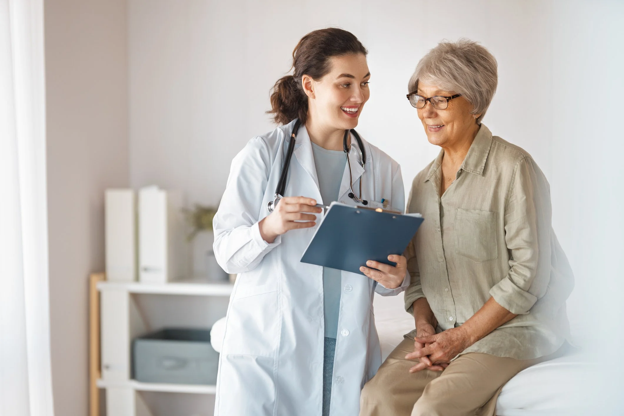 Doctor consulting with a patient about lung cancer risk factors and clinical scenarios where the CIZ1B biomarker blood test may be considered.