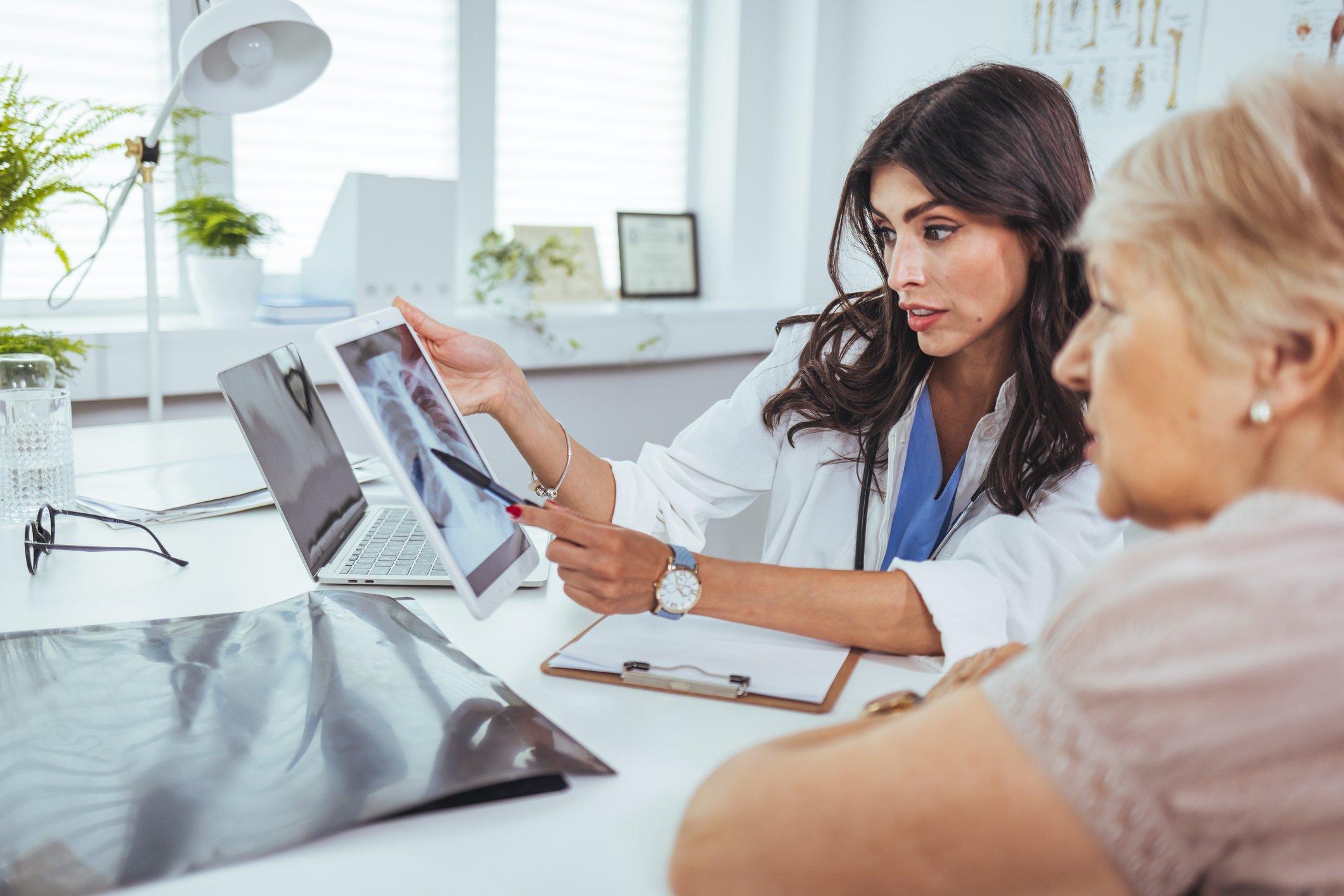 Doctor discussing lung cancer screening results with a patient during a clinical consultation.