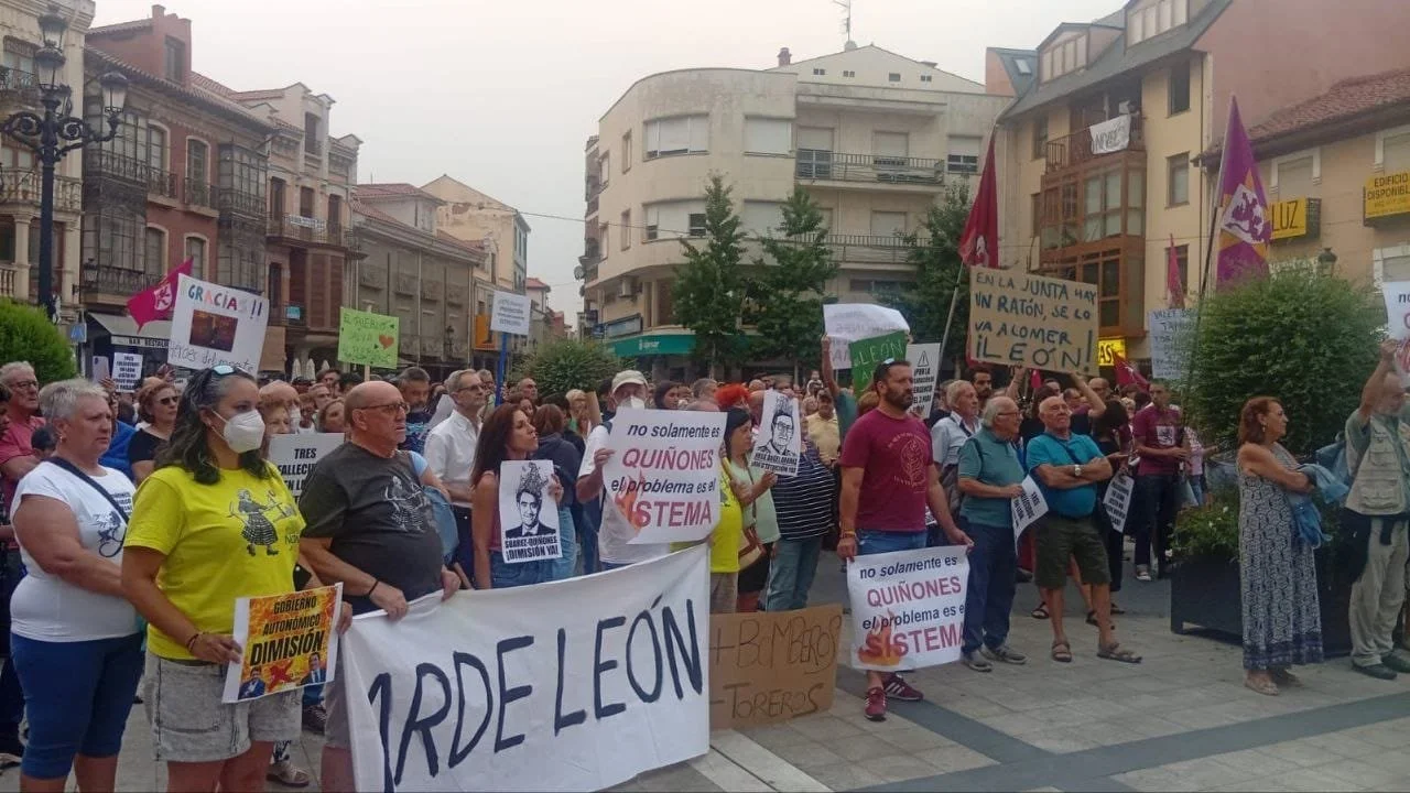 Alantre participando en las protestas contra los incendios de 2025