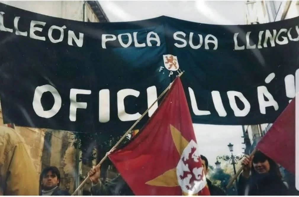 ALANTRE reclama una política llingüística efectiva pal llionés y el galego de Llión