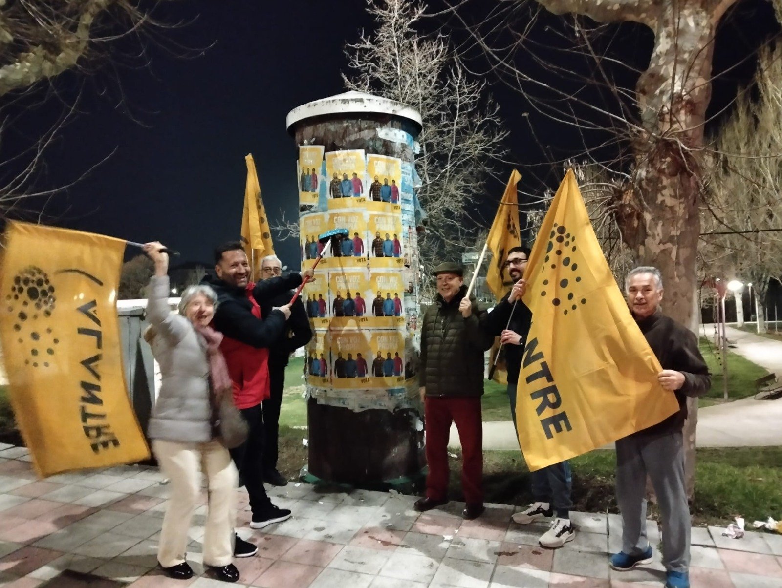 Alantre inicia la campaña electoral con una pegada simbólica en Puente Castro