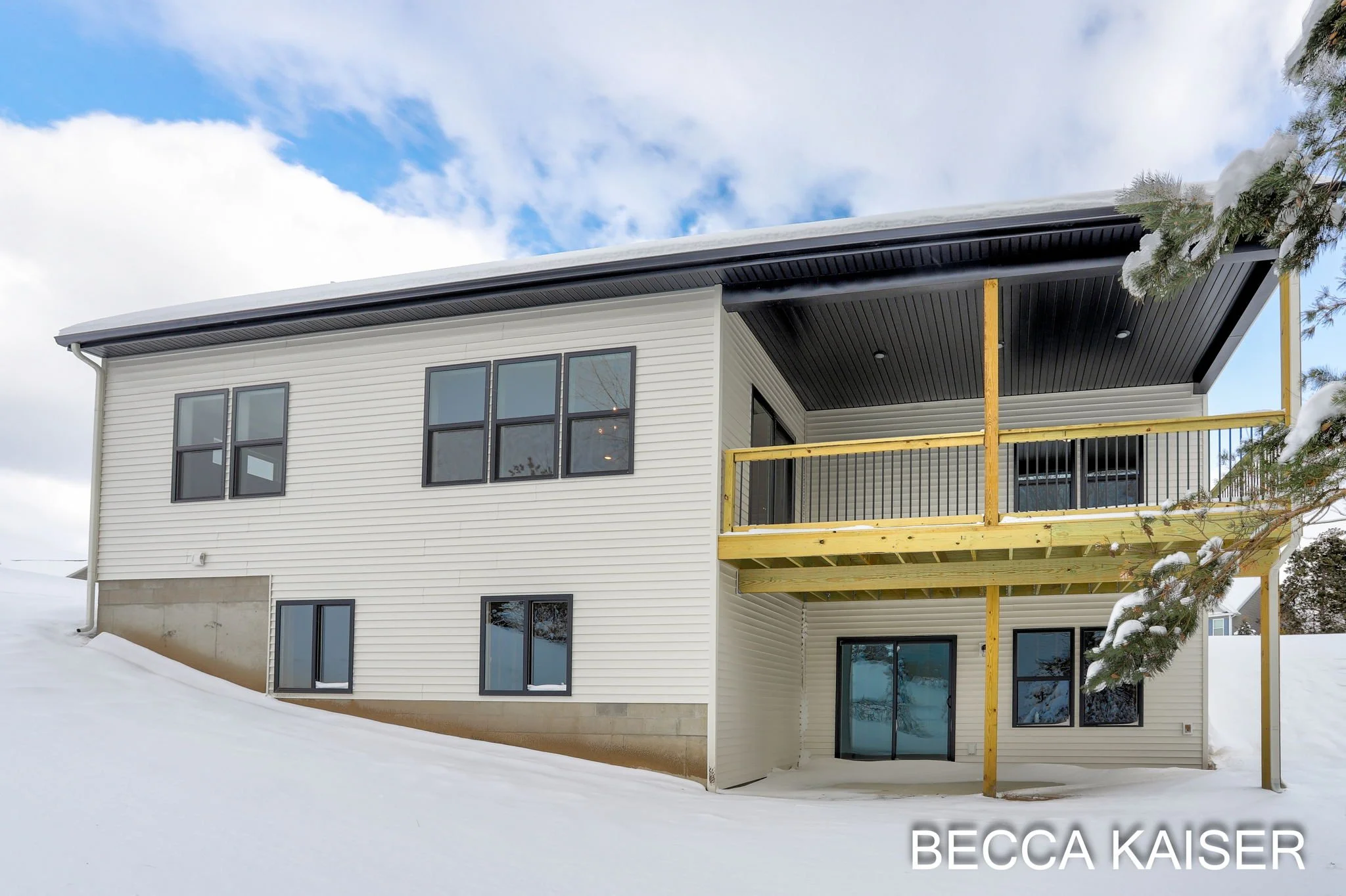 6-web-or-mls-9075 Winterberry Dr, West Olive-6.jpg