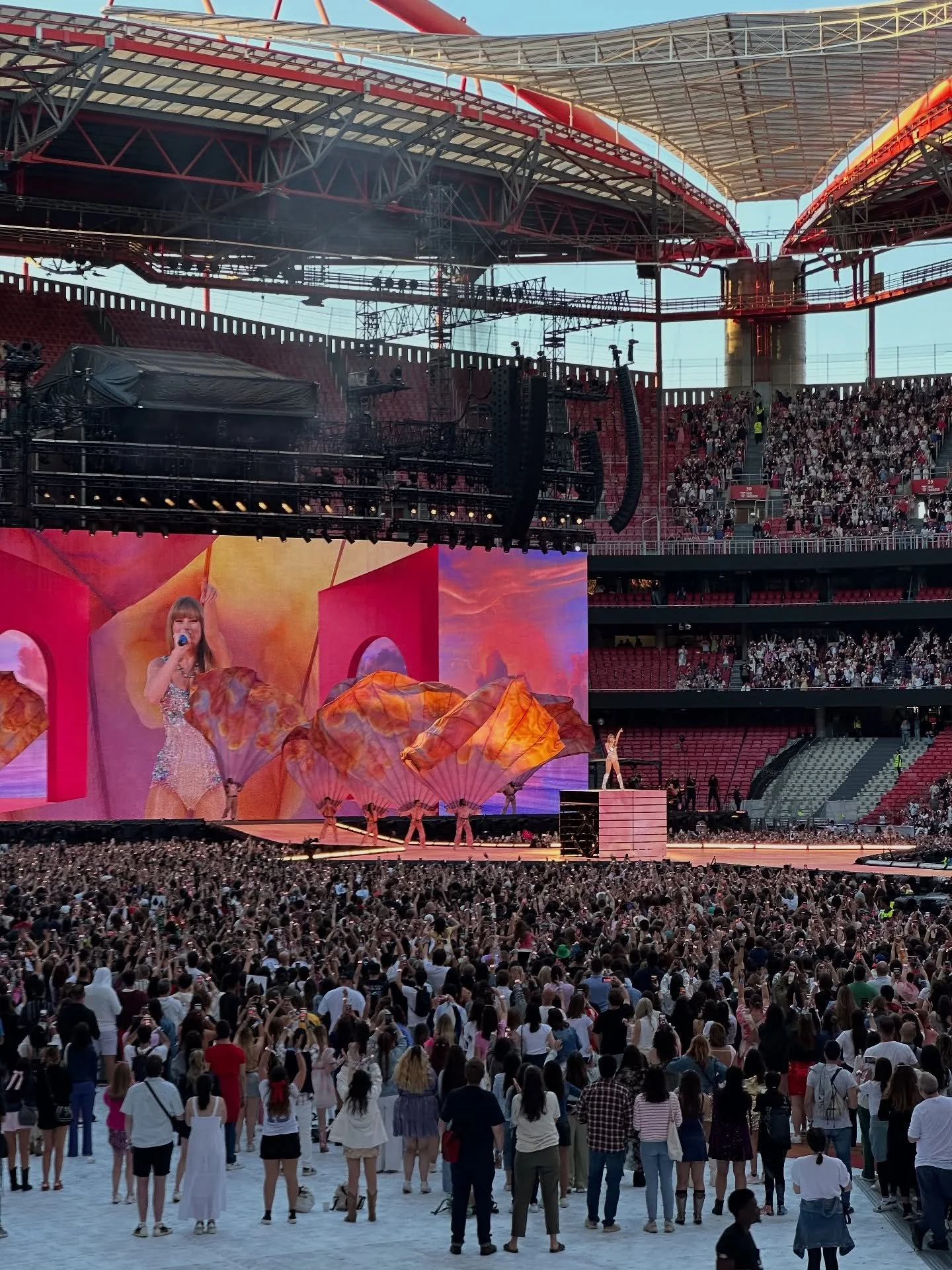 help, i’m still at the restaurant. 🤍🪩❤️‍🔥