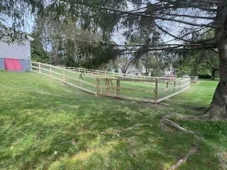 3 board on post with wire, 4' high