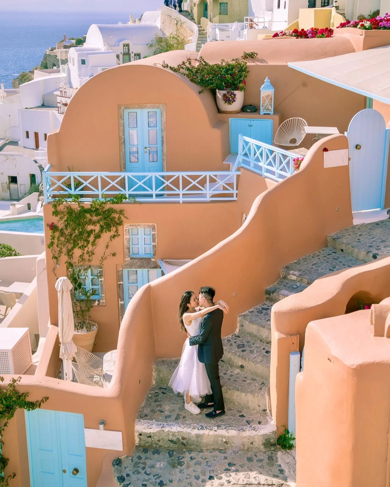 Professional Santorini honeymoon and wedding photoshoot by Galanopoulos, 15 years of island experience and international accolades — secure your date via our official booking page for straightforward pricing and no commission charges.
