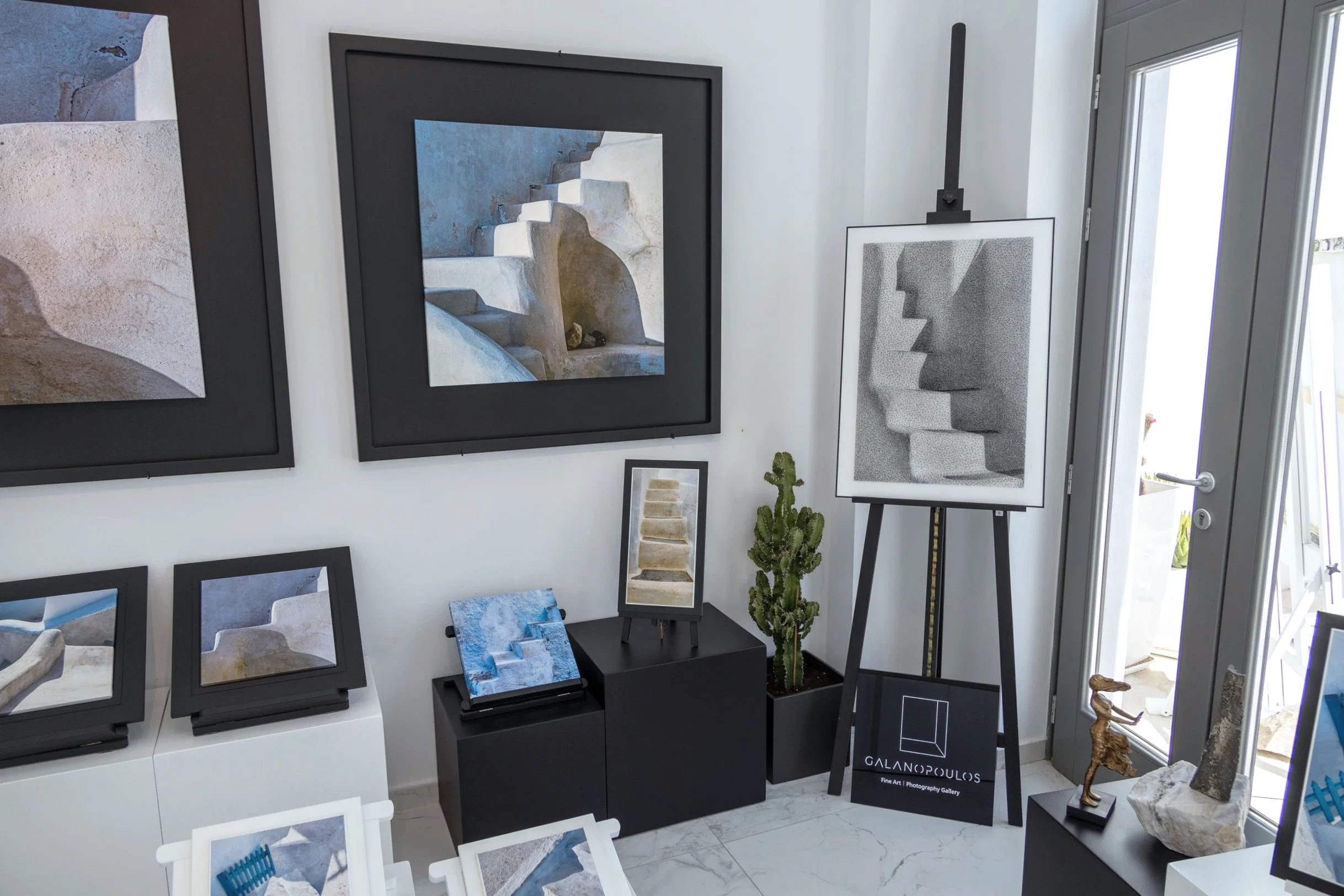 Unique handmade string art at Santorini fine art gallery—perfect for collectors. 聖托里尼藝術館展出:獨一無二的手工線藝傑作,收藏必備。