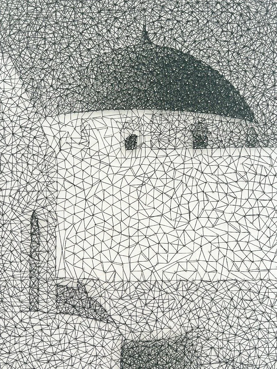 Santorini art gallery highlights string wall decor, detailed and bold. 聖托里尼藝術館展出:細膩大膽的線藝牆飾。