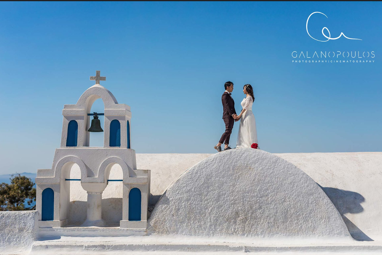 Award-winning Santorini wedding photographer Galanopoulos with 15+ years local experience, expert in golden-hour caldera portraits — book direct on our official website for transparent pricing and no commission fees.