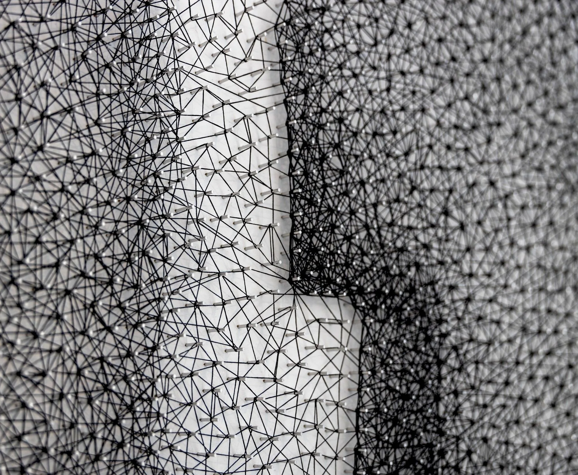 Santorini string art masterpiece—crafted with precision, ideal for modern interiors. 聖托里尼線藝傑作:精心編織,完美融入現代家居設計。