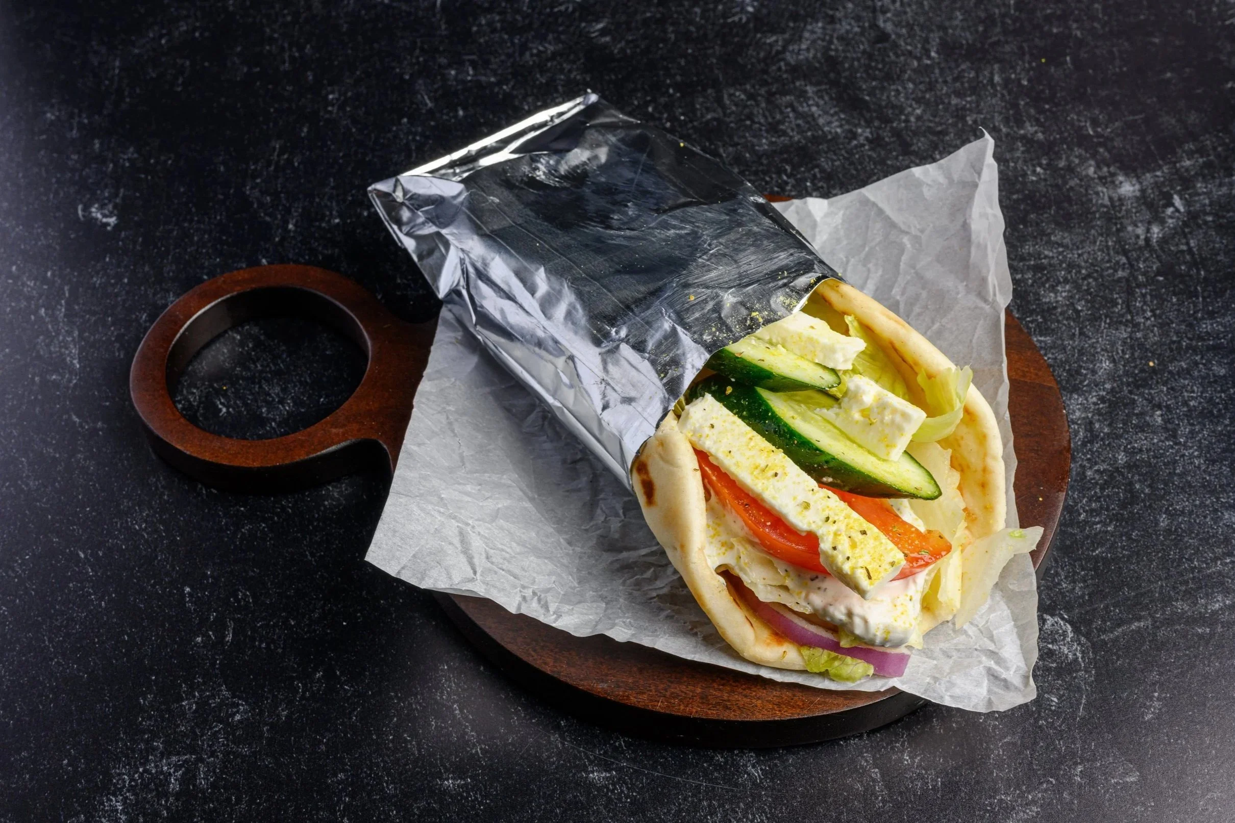 || VEGGIE PITA SANDWICH ||

Cucumber, Red Onion, Tomato, Lettuce, Feta cheese and Our House Made Tzatziki Sauce Topped with Our Signature Lemon Zest - All Wrapped Into a 7" Pita Bread.
