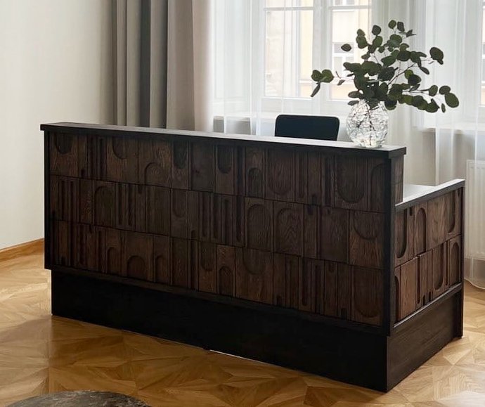 Projekt i wykonanie mebli drewnianych do hoteli oraz gabinetów. Meble na indywidualne zamówienie łączące prestiż z ergonomią. Sprawdź nasze realizacje dla biznesu na terenie Poznania