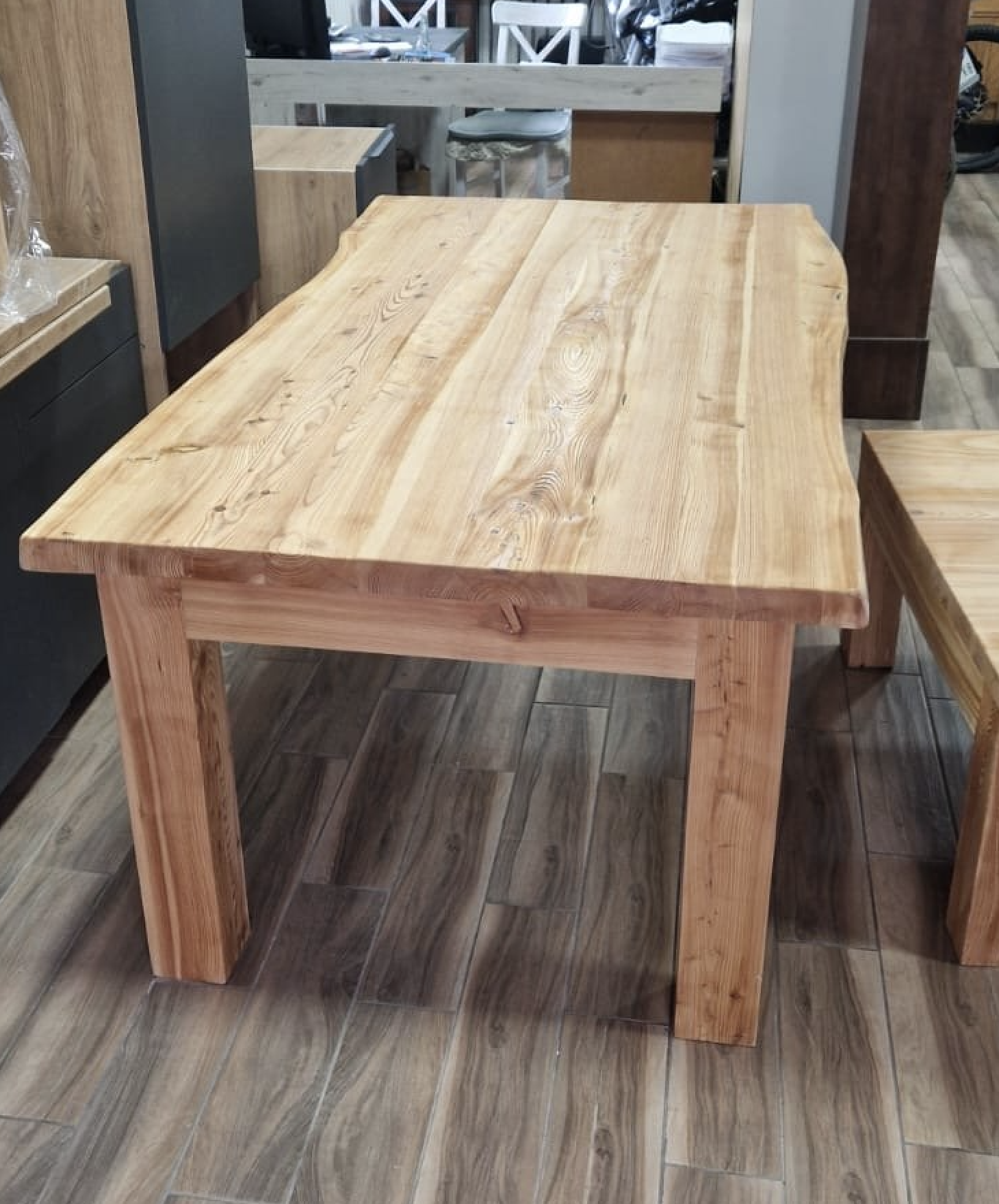 Solidne stoły dębowe na indywidualne zamówienie. Grzegorz Jurek stolarz tworzy meble drewniane łączące design z trwałością. Idealne do jadalni i salonu. Realizujemy projekty na wymiar w Krakowie