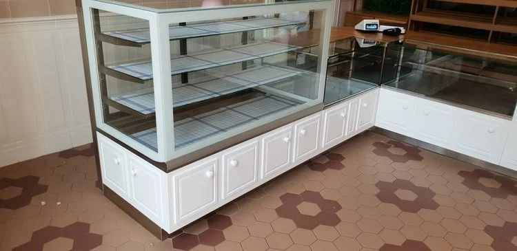 Drewniana zabudowa piekarni i meble do kawiarni na wymiar. Grzegorz Jurek stolarz oferuje lady, regały i stoliki restauracyjne na zamówienie. Wrocław